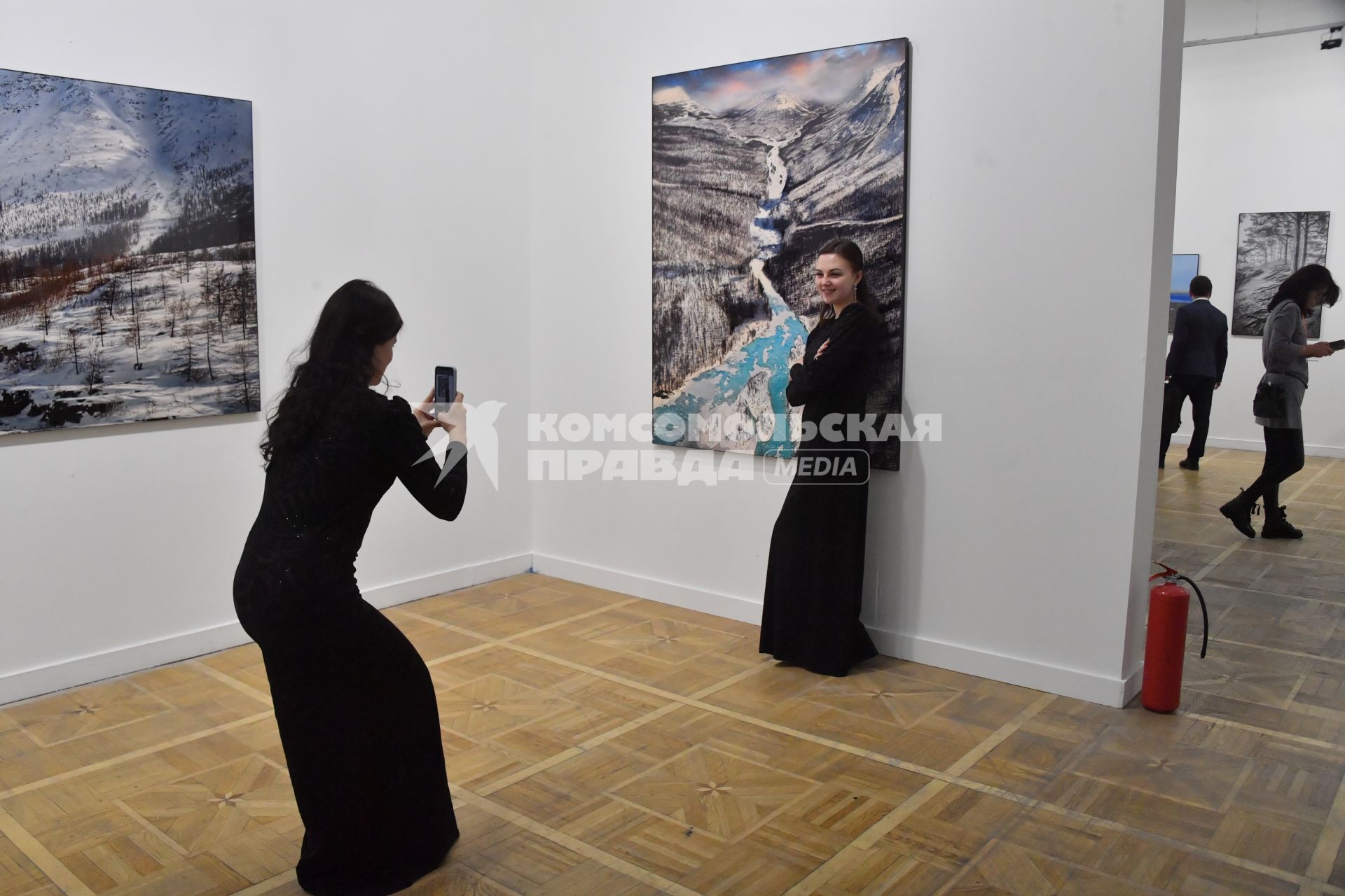 Москва. Девушки фотографируются на открытии Общероссийского фестиваля природы `Первозданная Россия`.