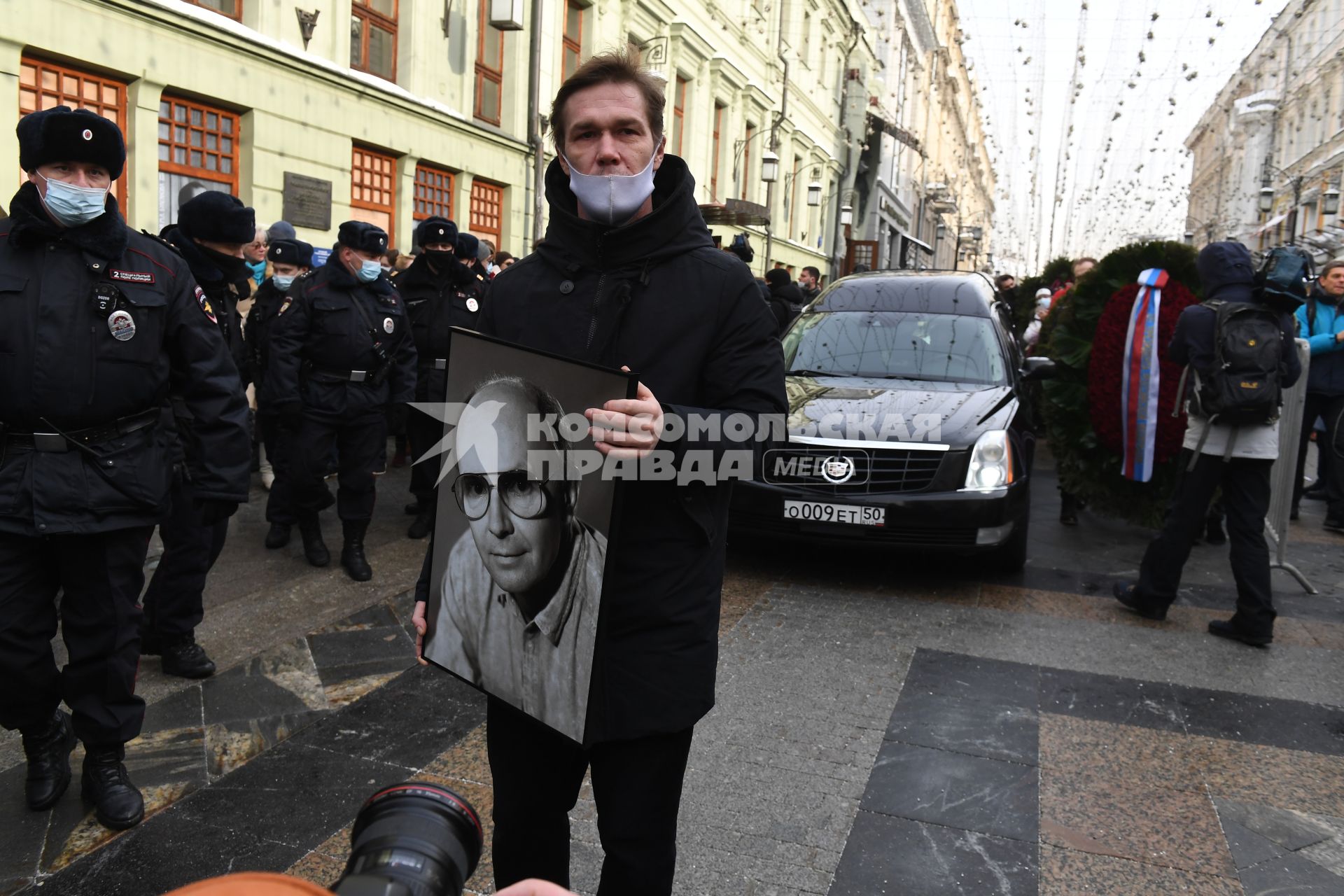 Москва.  Актер Артем Быстров с портретом народного артиста РСФСР Андрея Мягкова после церемонии прощания с ним в МХТ им. А. П. Чехова.