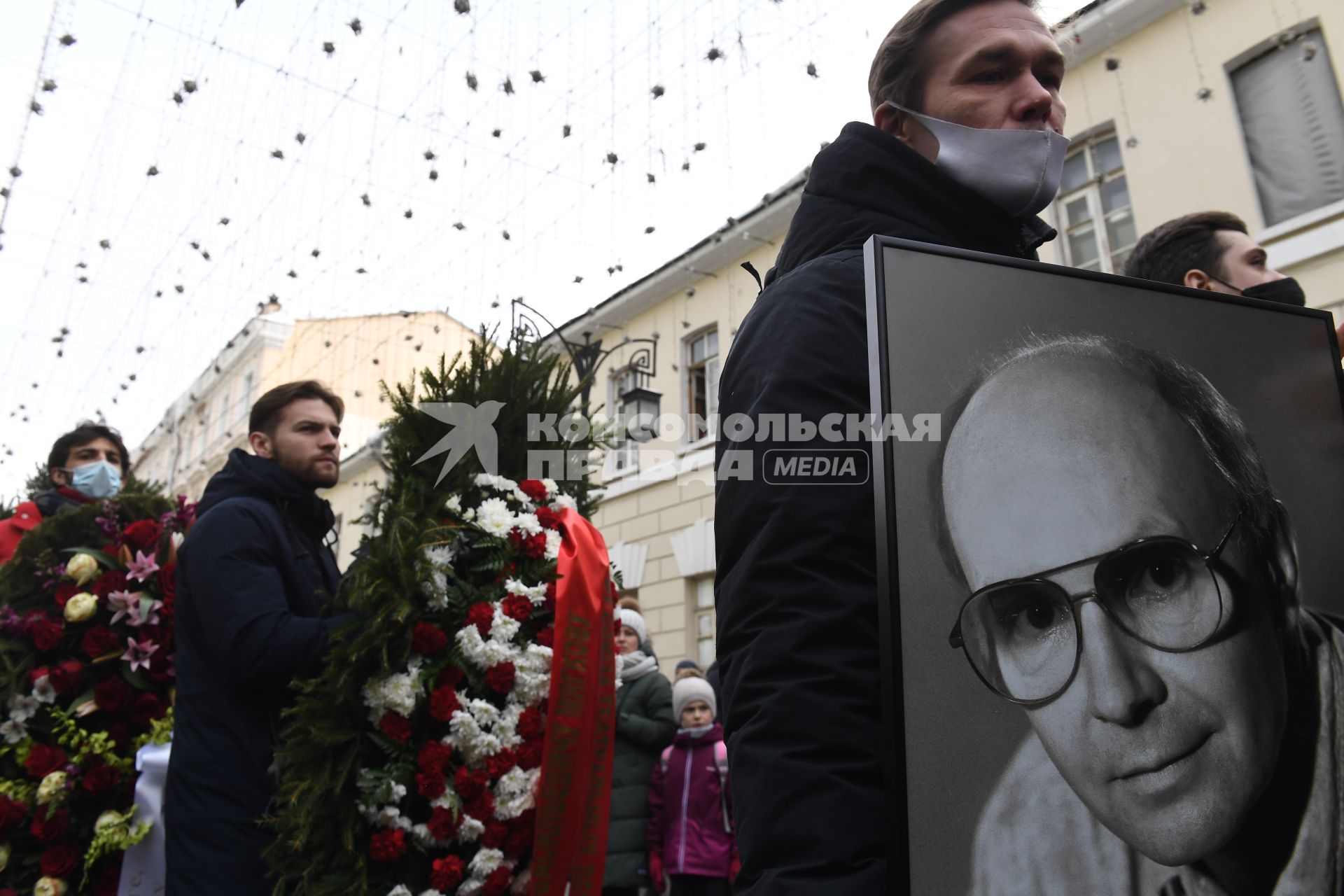 Москва.  Актер Артем Быстров с портретом народного артиста РСФСР Андрея Мягкова после церемонии прощания с ним в МХТ им. А. П. Чехова.