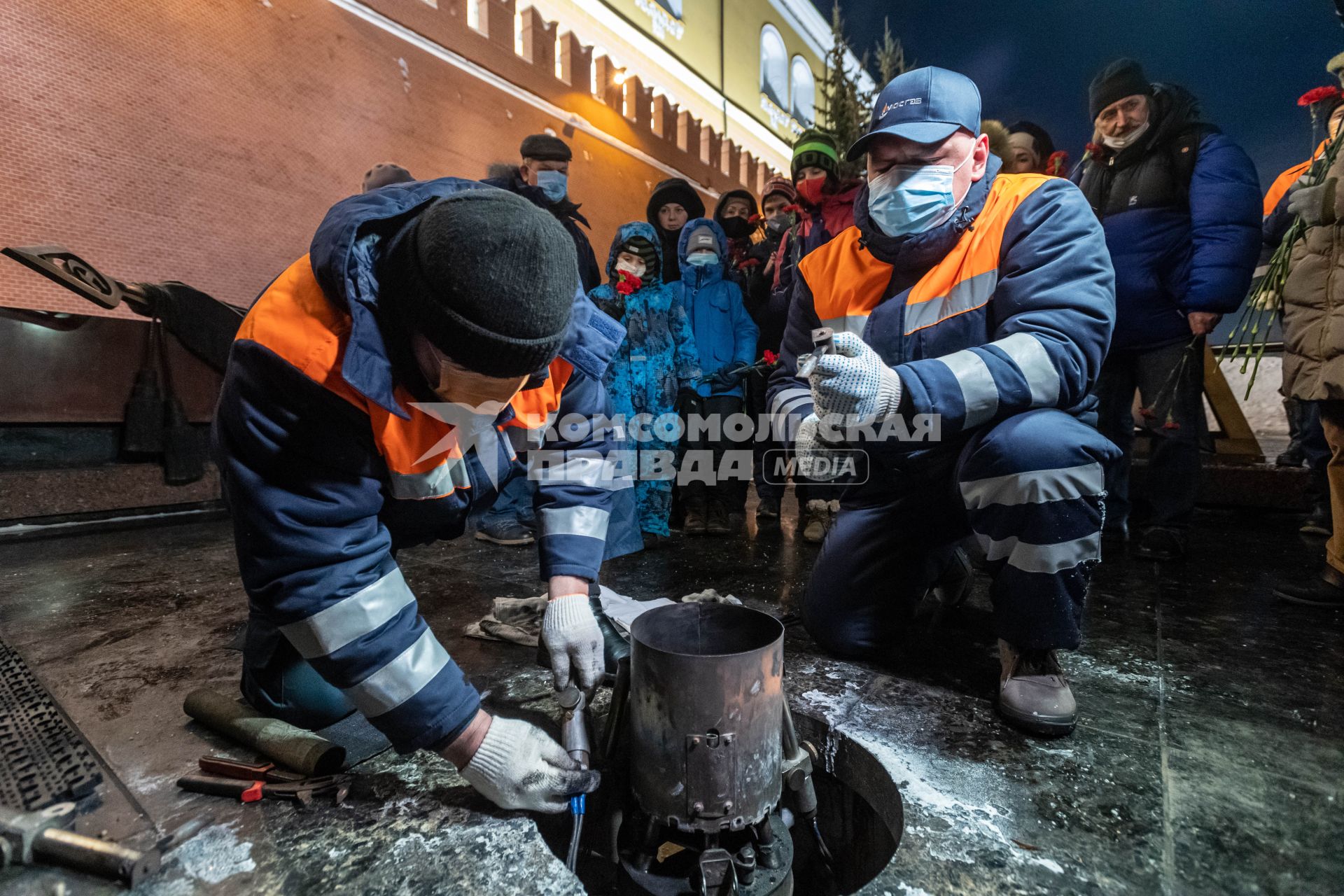 Москва.  Специалисты АО Мосгаз во время проведения профилактических работ горелки  Вечного огня на  Могиле  Неизвестного солдата в Александровском саду.