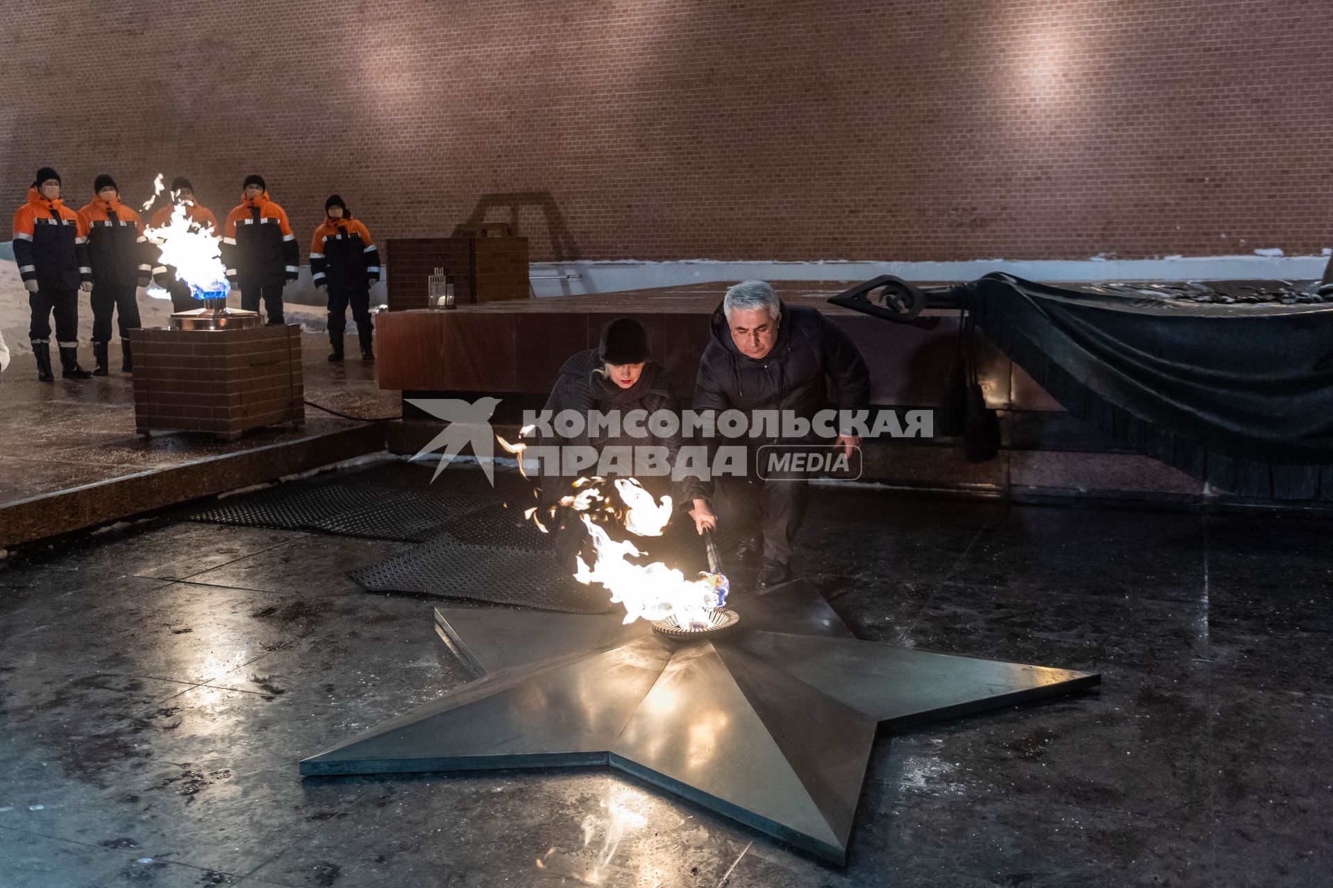Москва.  Сопредседатель Центрального штаба ОНФ, ответственный секретарь ООД Поисковое движение России Елена Цунаева и генеральный директор АО Мосгаз  Гасан Гасангаджиев во время переноса пламени на горелку Вечного огня на Могиле Неизвестного Солдата в Александровском саду после профилактики.