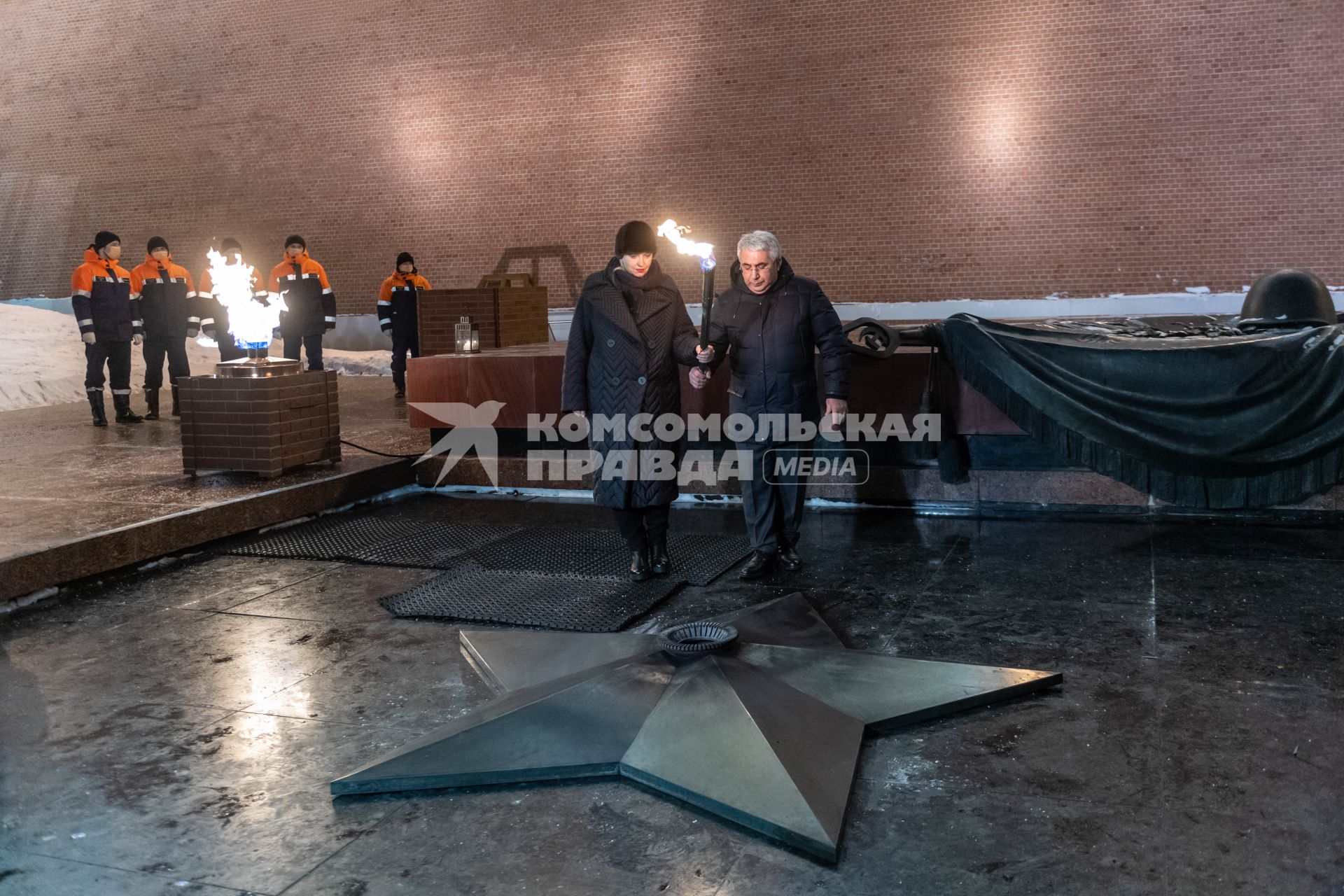 Москва.  Сопредседатель Центрального штаба ОНФ, ответственный секретарь ООД Поисковое движение России Елена Цунаева и генеральный директор АО Мосгаз  Гасан Гасангаджиев во время переноса пламени на горелку Вечного огня на Могиле Неизвестного Солдата в Александровском саду после профилактики.