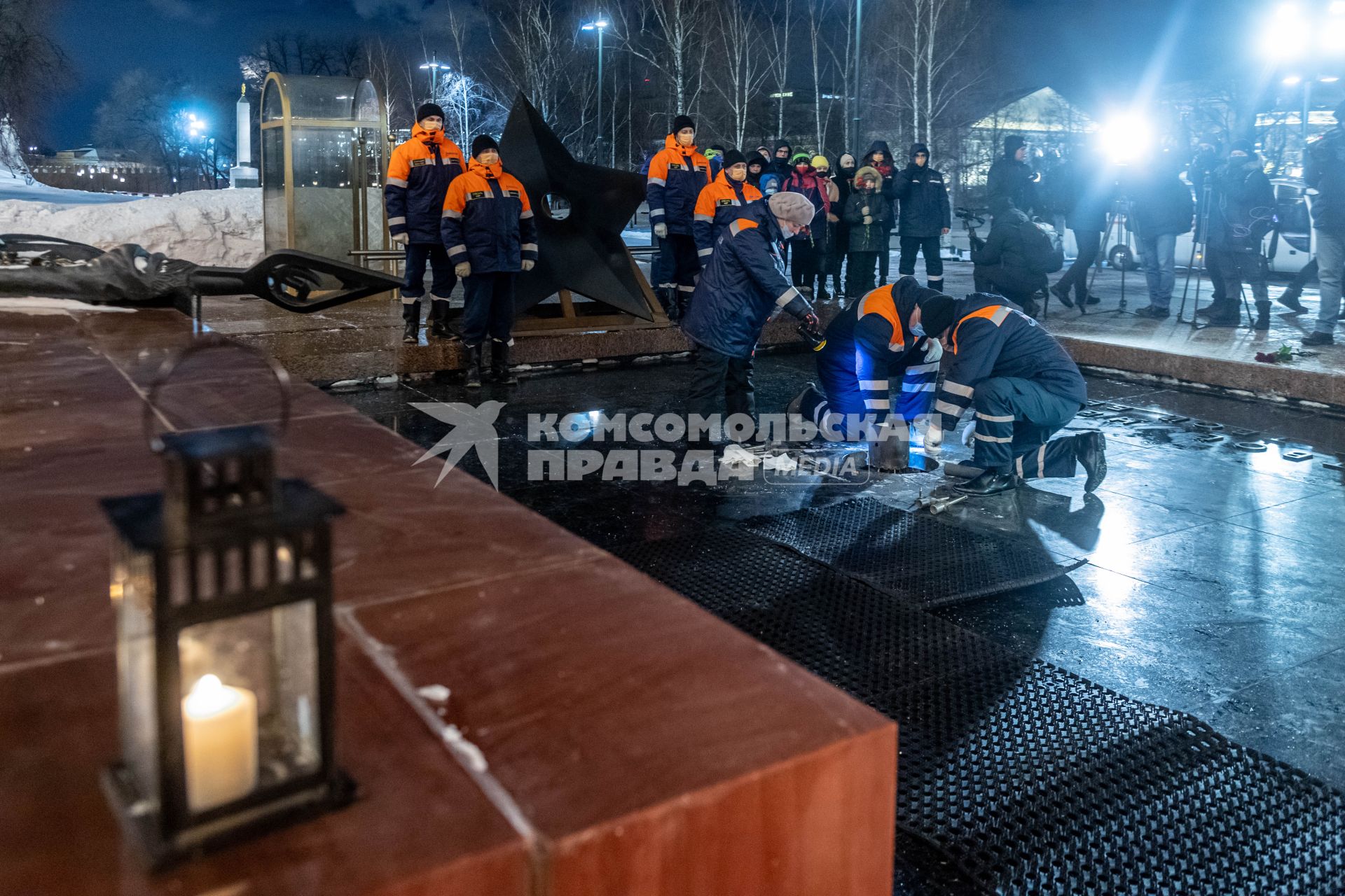 Москва.  Профилактика горелки Вечного огня на Могиле Неизвестного Солдата в Александровском саду.