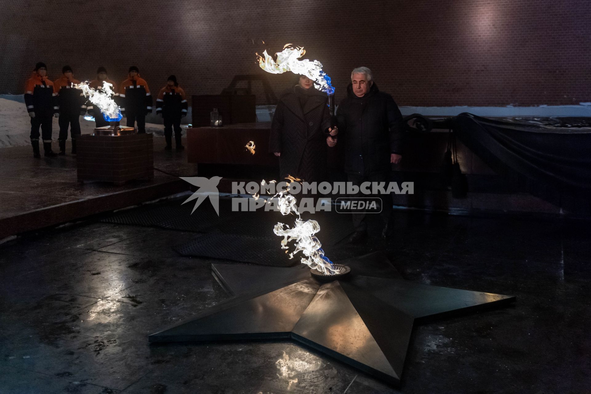 Москва.  Сопредседатель Центрального штаба ОНФ, ответственный секретарь ООД Поисковое движение России Елена Цунаева и генеральный директор АО Мосгаз  Гасан Гасангаджиев во время переноса пламени на горелку Вечного огня на Могиле Неизвестного Солдата в Александровском саду после профилактики.