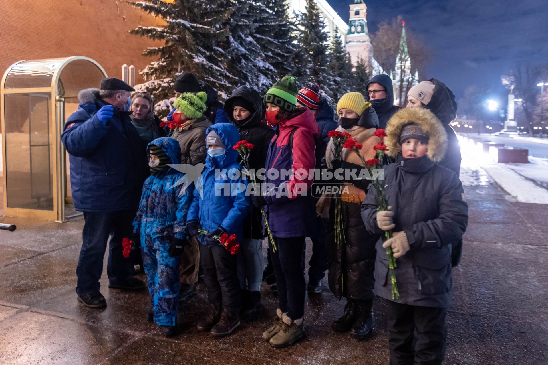 Москва. Дети возлагают цветы к вечному огню на Могиле Неизвестного Солдата в Александровском саду.