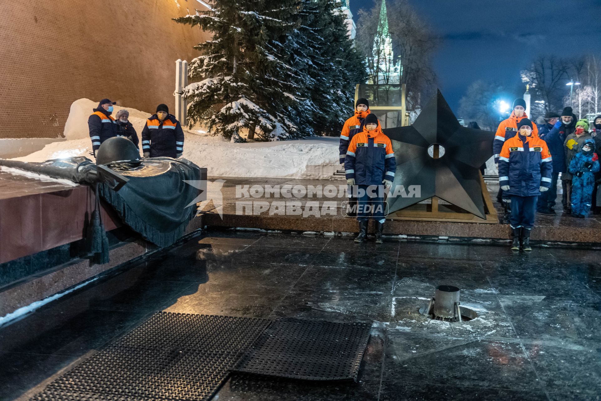 Москва.  Профилактика горелки Вечного огня на Могиле Неизвестного Солдата в Александровском саду.