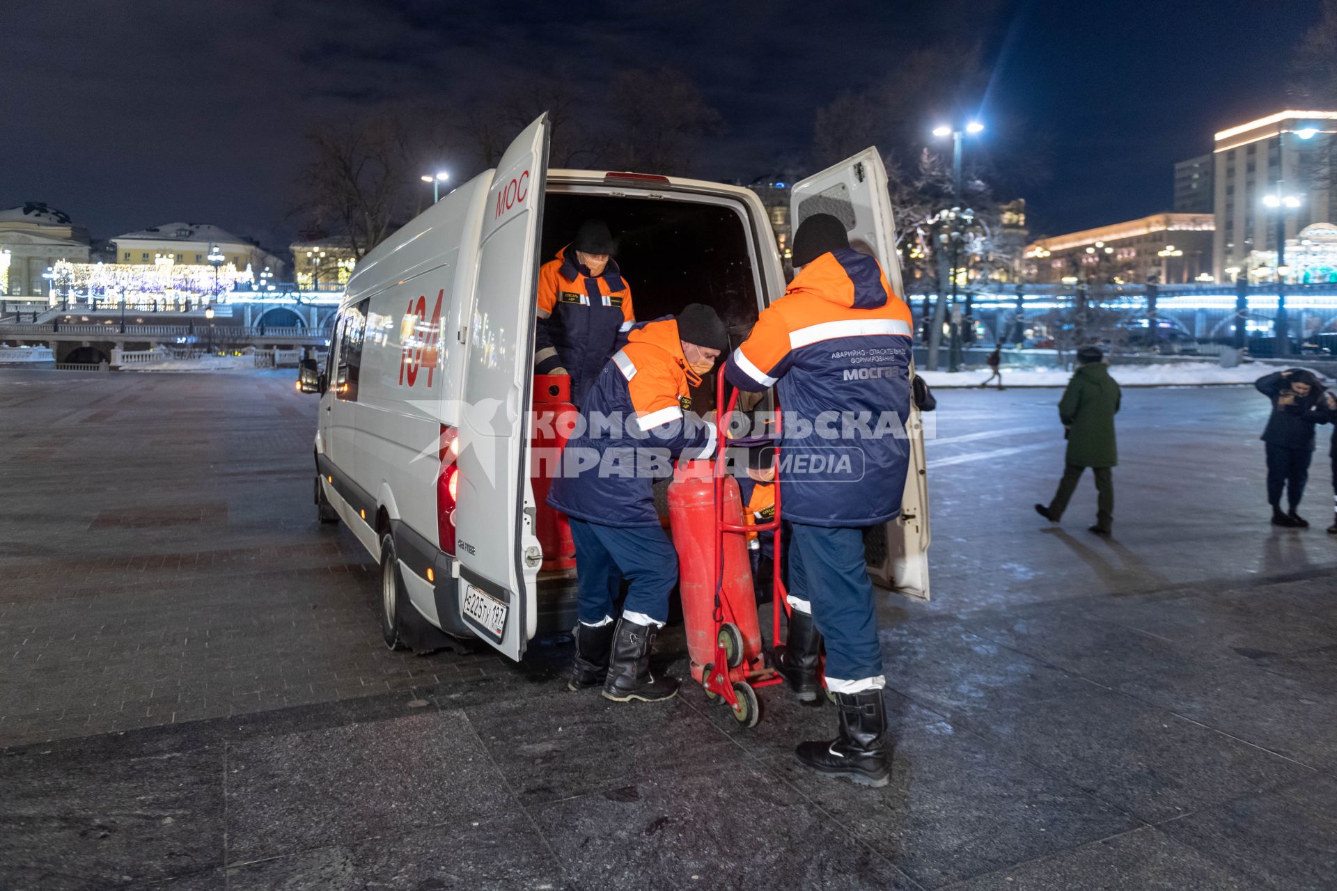 Москва.  Специалисты АО Мосгаз во время проведения профилактических работ у Вечного огня на  Могиле  Неизвестного солдата в Александровском саду.