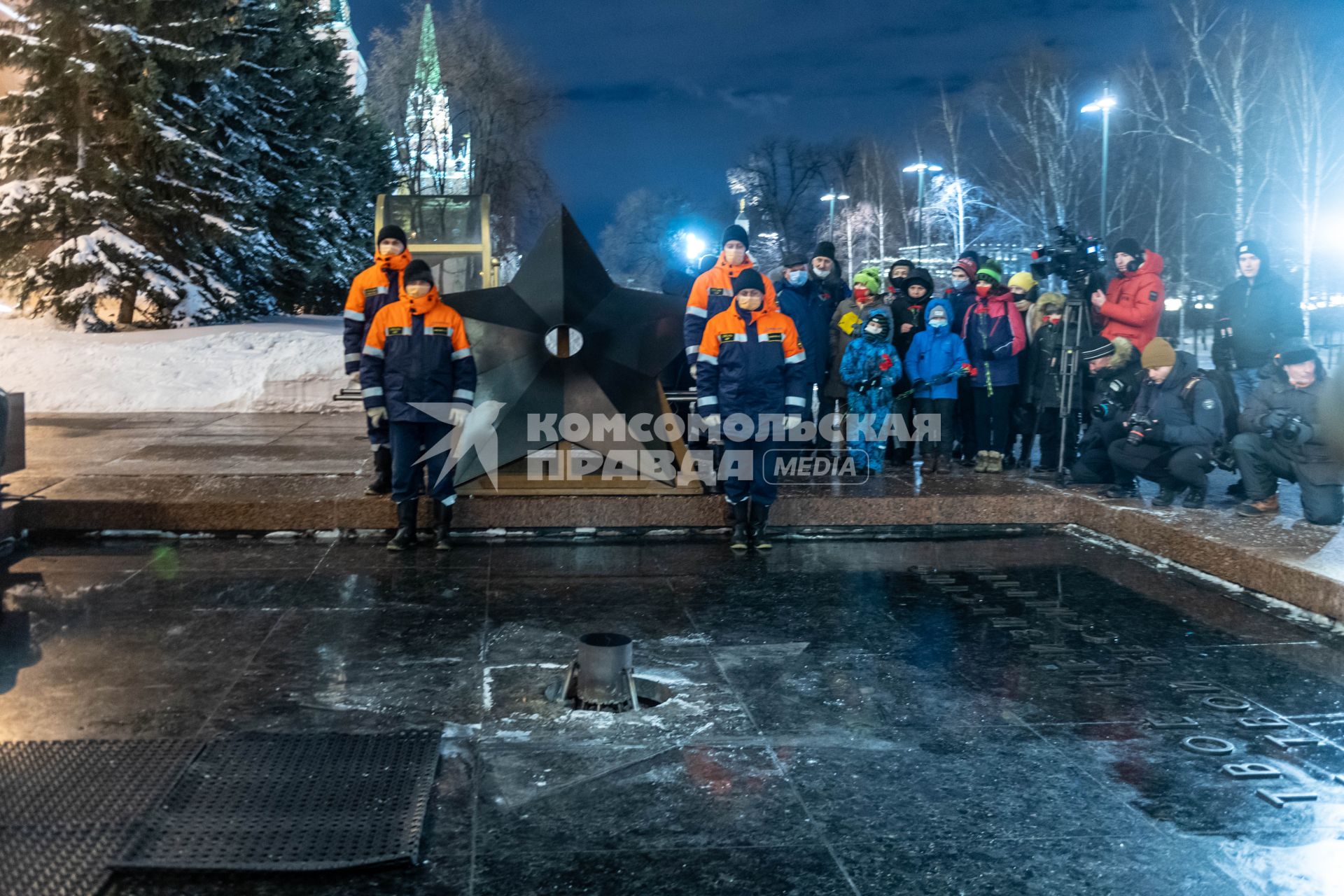 Москва.  Профилактика горелки Вечного огня на Могиле Неизвестного Солдата в Александровском саду.