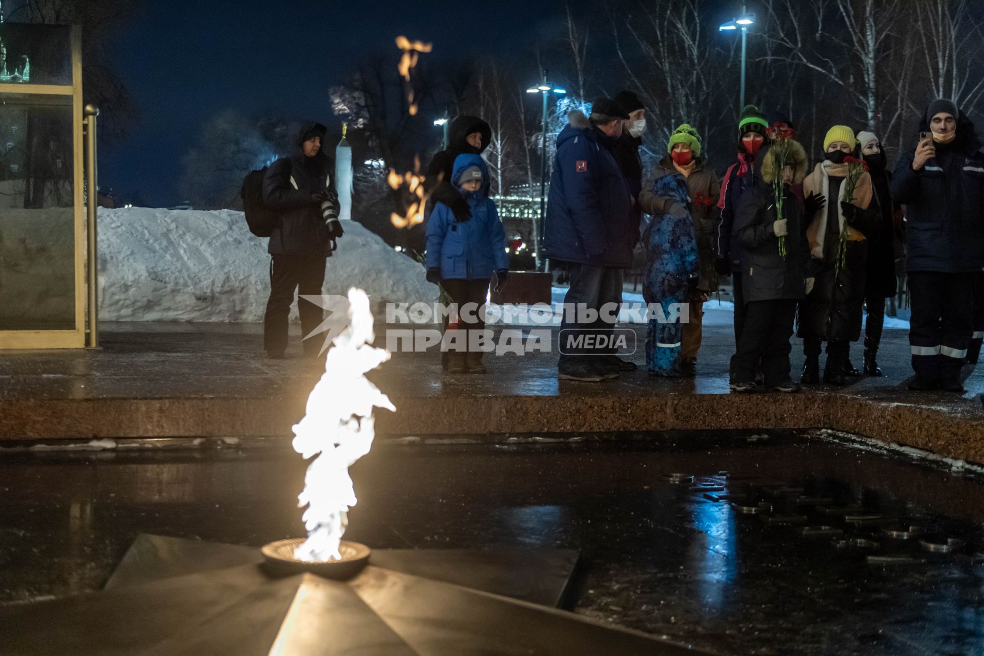 Москва. Дети возлагают цветы к вечному огню на Могиле Неизвестного Солдата в Александровском саду.
