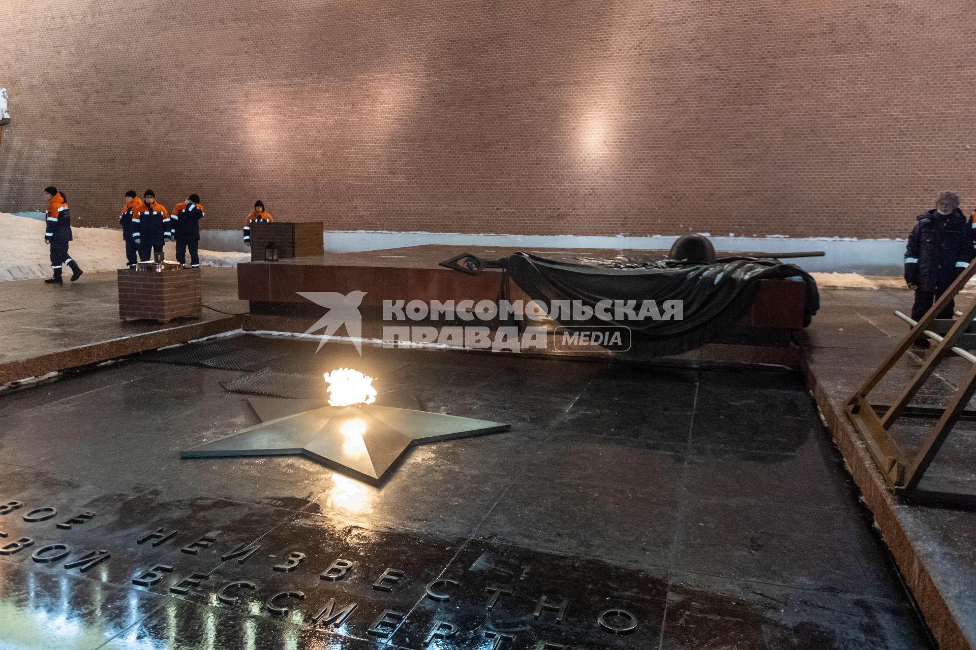 Москва.  Специалисты АО Мосгаз во время проведения профилактических работ у Вечного огня на  Могиле  Неизвестного солдата в Александровском саду.