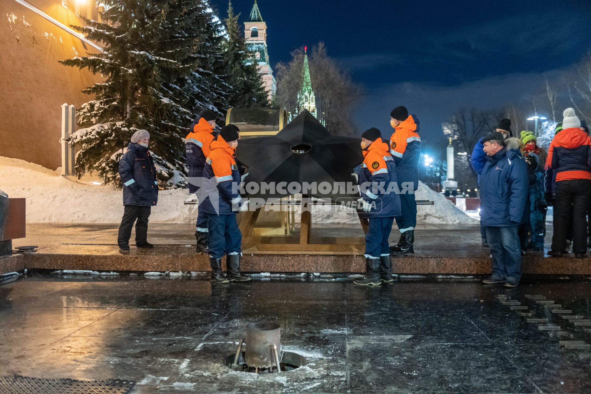 Москва.  Специалисты АО Мосгаз во время проведения профилактических работ горелки  Вечного огня на  Могиле  Неизвестного солдата в Александровском саду.