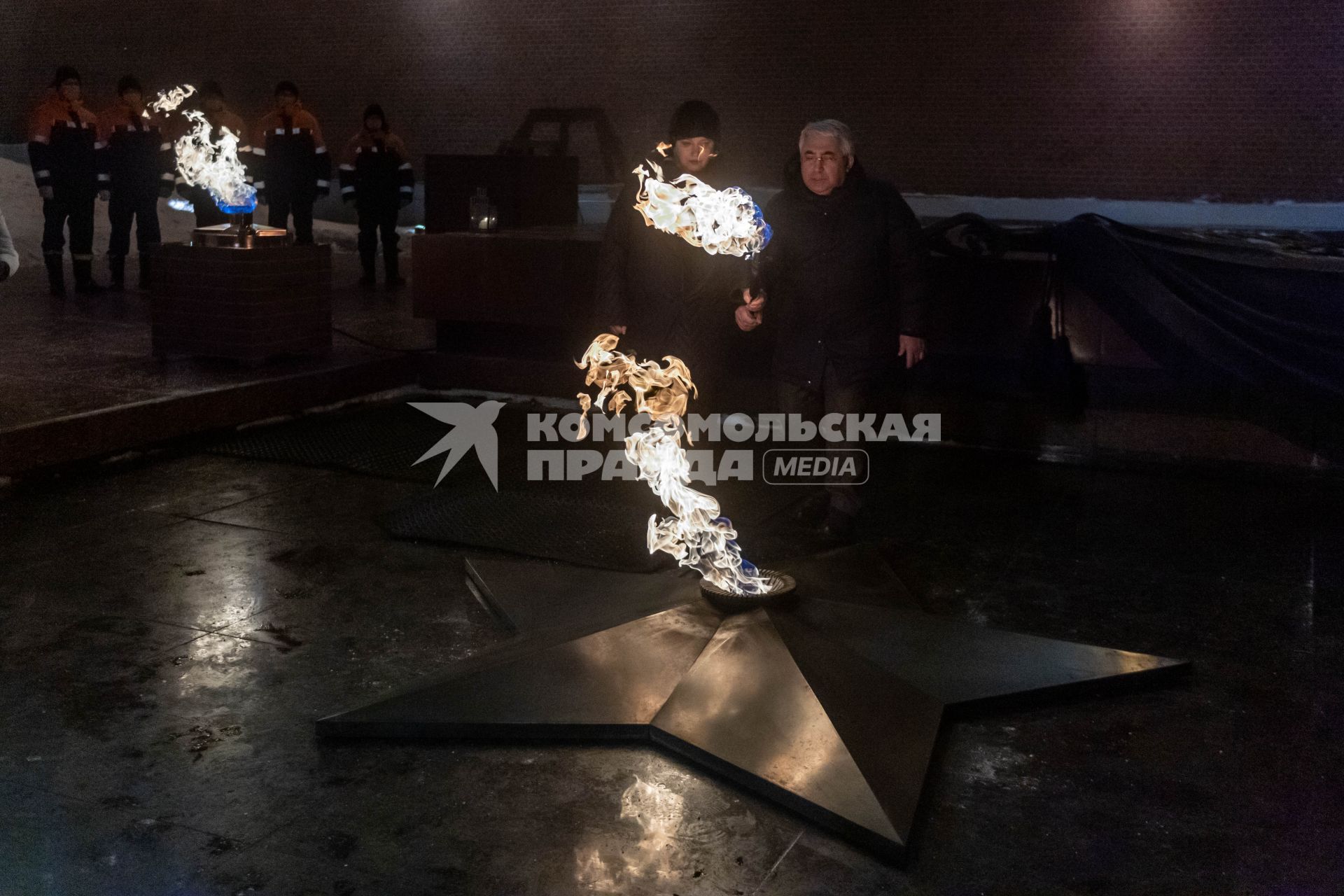Москва.  Сопредседатель Центрального штаба ОНФ, ответственный секретарь ООД Поисковое движение России Елена Цунаева и генеральный директор АО Мосгаз  Гасан Гасангаджиев во время переноса пламени на горелку Вечного огня на Могиле Неизвестного Солдата в Александровском саду после профилактики.