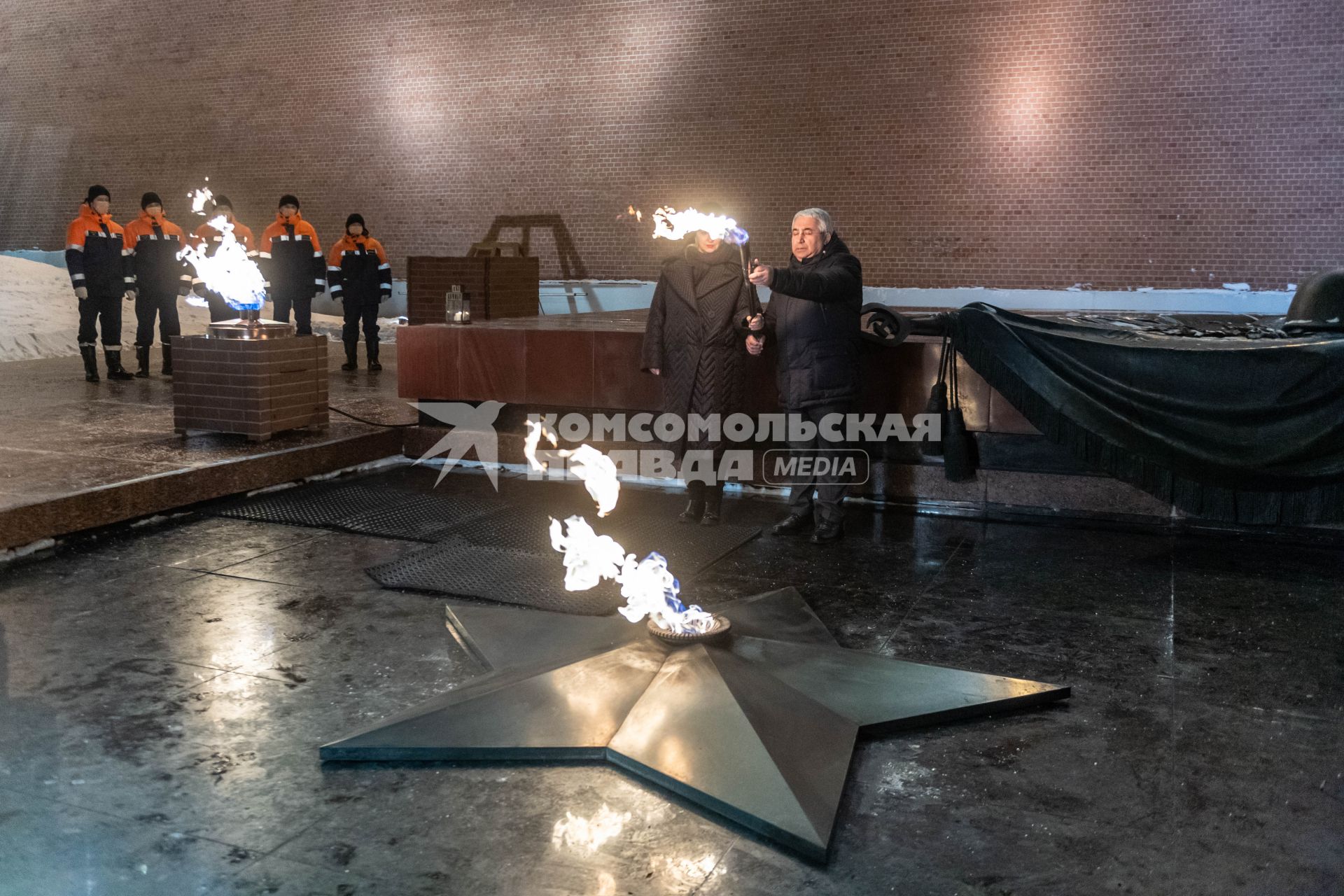 Москва.  Сопредседатель Центрального штаба ОНФ, ответственный секретарь ООД Поисковое движение России Елена Цунаева и генеральный директор АО Мосгаз  Гасан Гасангаджиев во время переноса пламени на горелку Вечного огня на Могиле Неизвестного Солдата в Александровском саду после профилактики.