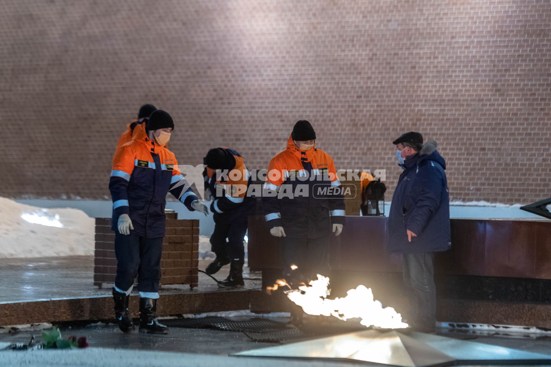 Москва.  Специалисты АО Мосгаз во время проведения профилактических работ у Вечного огня на  Могиле  Неизвестного солдата в Александровском саду.