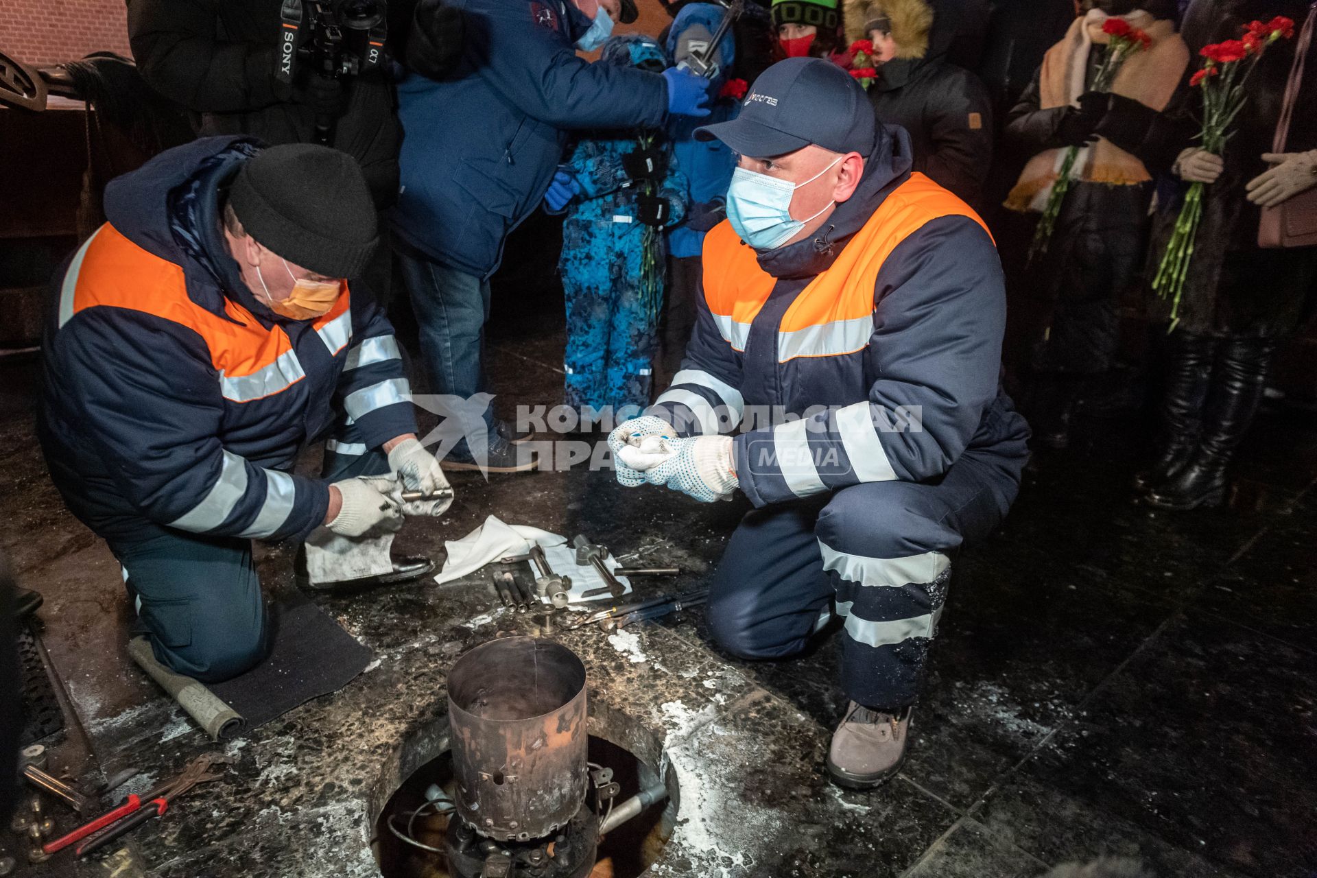 Москва.  Специалисты АО Мосгаз во время проведения профилактических работ горелки  Вечного огня на  Могиле  Неизвестного солдата в Александровском саду.