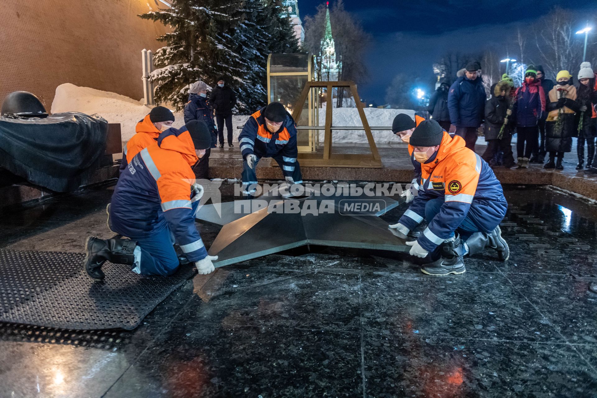 Москва.  Специалисты АО Мосгаз во время проведения профилактических работ горелки  Вечного огня на  Могиле  Неизвестного солдата в Александровском саду.