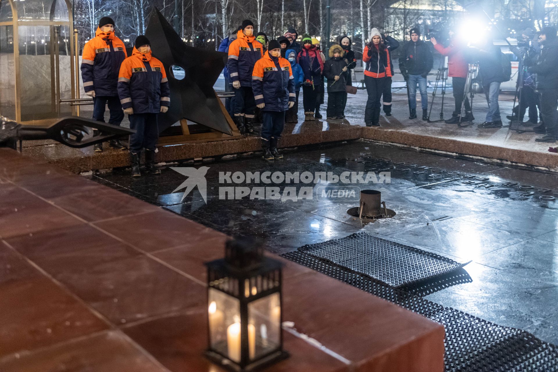 Москва.  Профилактика горелки Вечного огня на Могиле Неизвестного Солдата в Александровском саду.