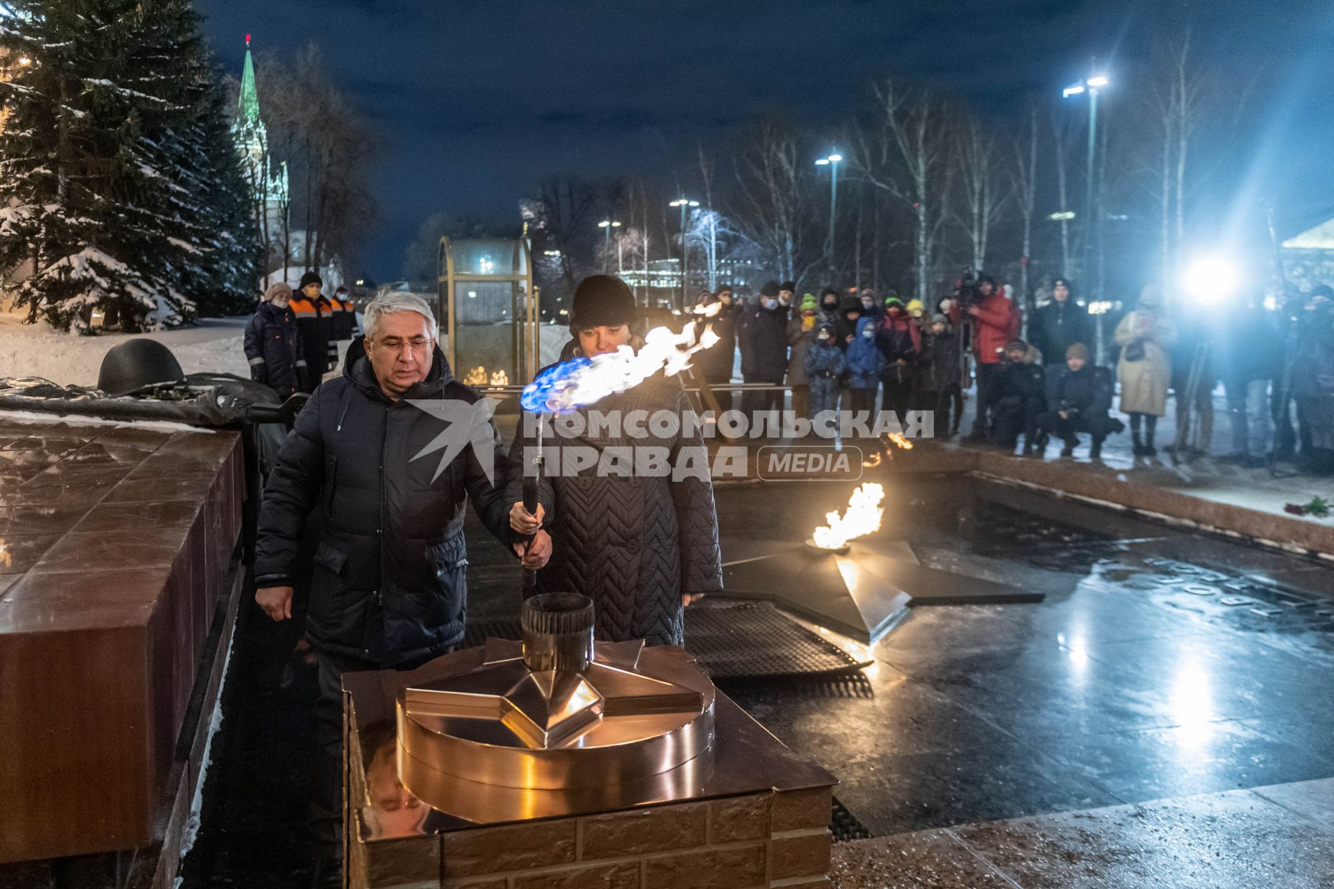 Москва.  Сопредседатель Центрального штаба ОНФ, ответственный секретарь ООД Поисковое движение России  Елена Цунаева и генеральный директор АО  Мосгаз  Гасан Гасангаджиев во время переноса пламени на временную горелку в рамках работ по профилактике горелки Вечного огня на Могиле Неизвестного Солдата в Александровском саду.