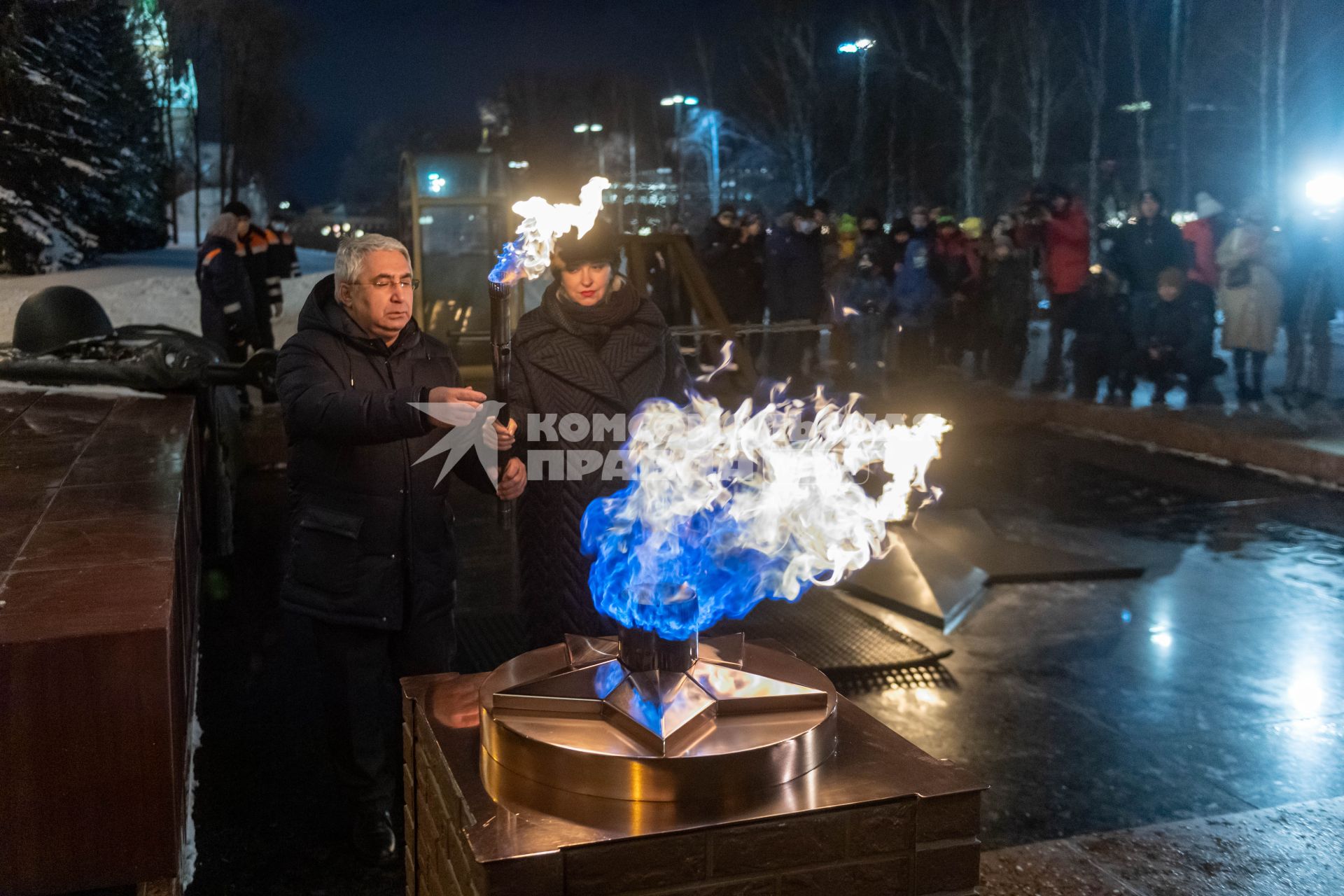 Москва.  Сопредседатель Центрального штаба ОНФ, ответственный секретарь ООД Поисковое движение России  Елена Цунаева и генеральный директор АО  Мосгаз  Гасан Гасангаджиев во время переноса пламени на временную горелку в рамках работ по профилактике горелки Вечного огня на Могиле Неизвестного Солдата в Александровском саду.