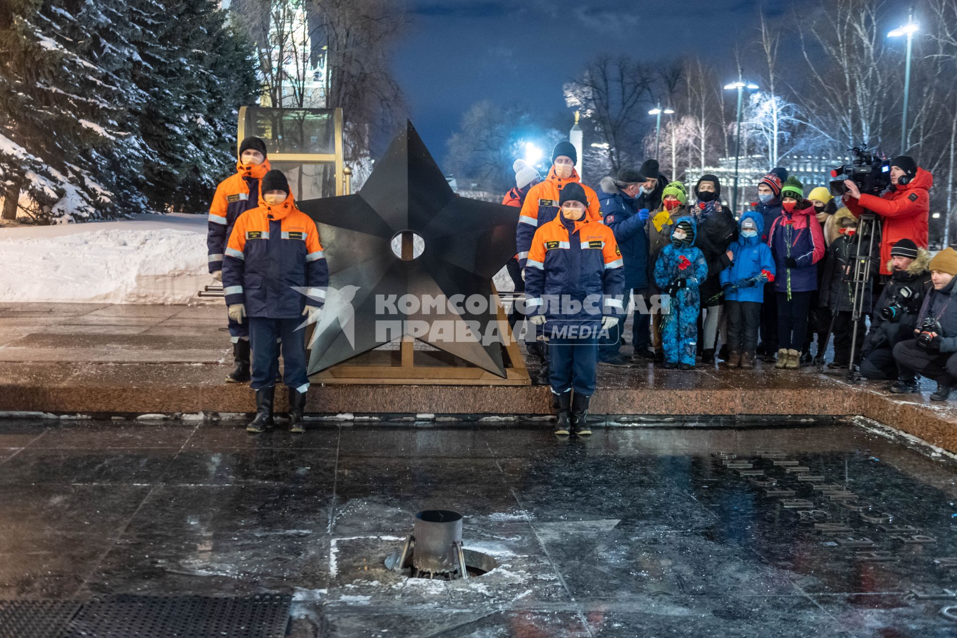 Москва.  Профилактика горелки Вечного огня на Могиле Неизвестного Солдата в Александровском саду.