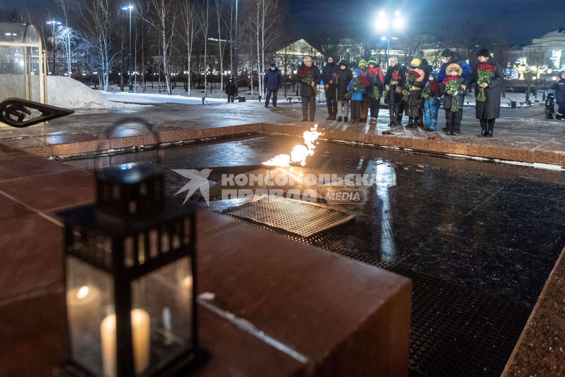 Москва. Дети возлагают цветы к вечному огню на Могиле Неизвестного Солдата в Александровском саду.