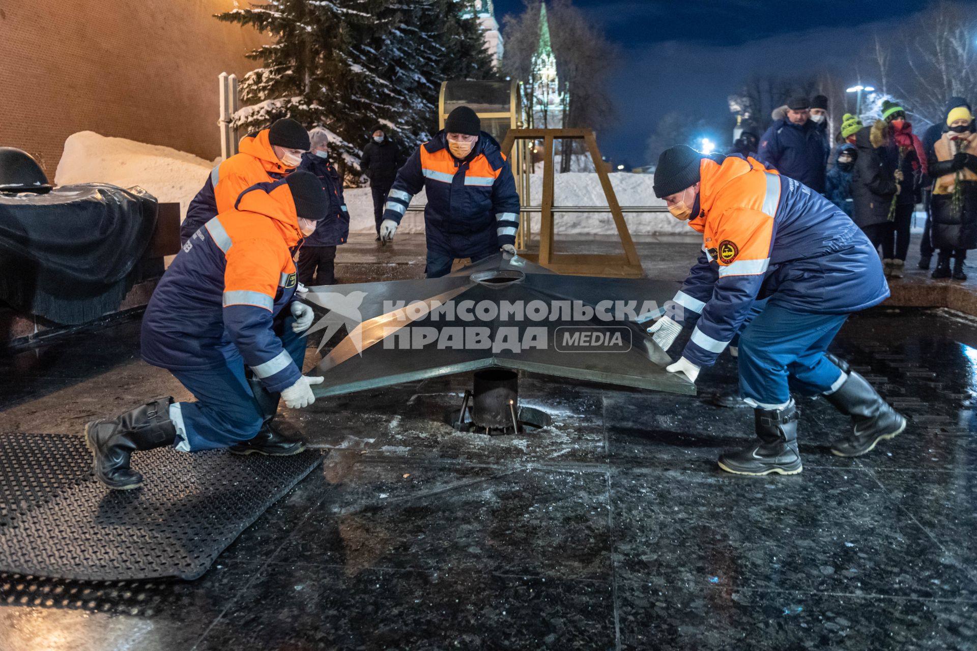 Москва.  Специалисты АО Мосгаз во время проведения профилактических работ горелки  Вечного огня на  Могиле  Неизвестного солдата в Александровском саду.
