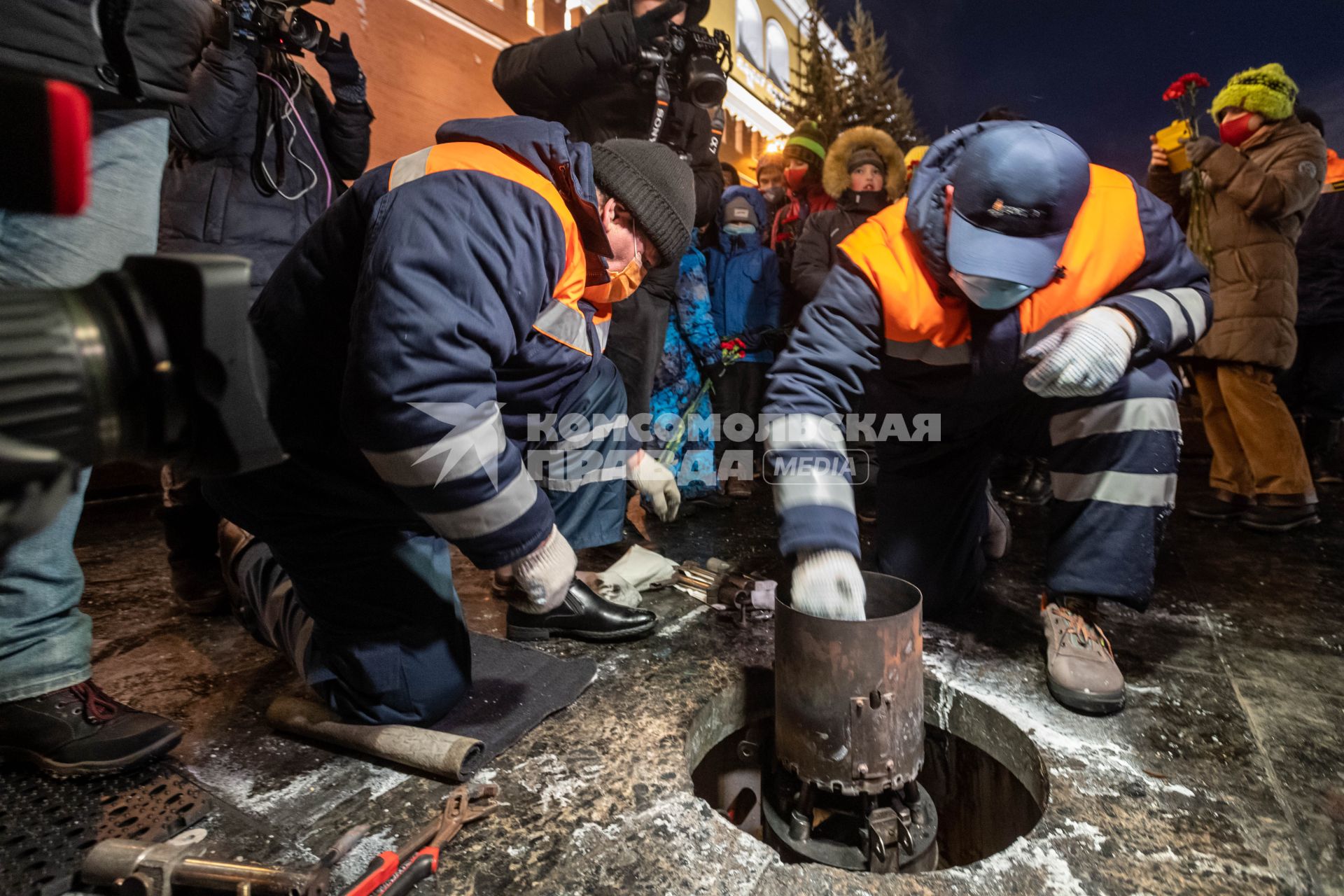 Москва.  Специалисты АО Мосгаз во время проведения профилактических работ горелки  Вечного огня на  Могиле  Неизвестного солдата в Александровском саду.