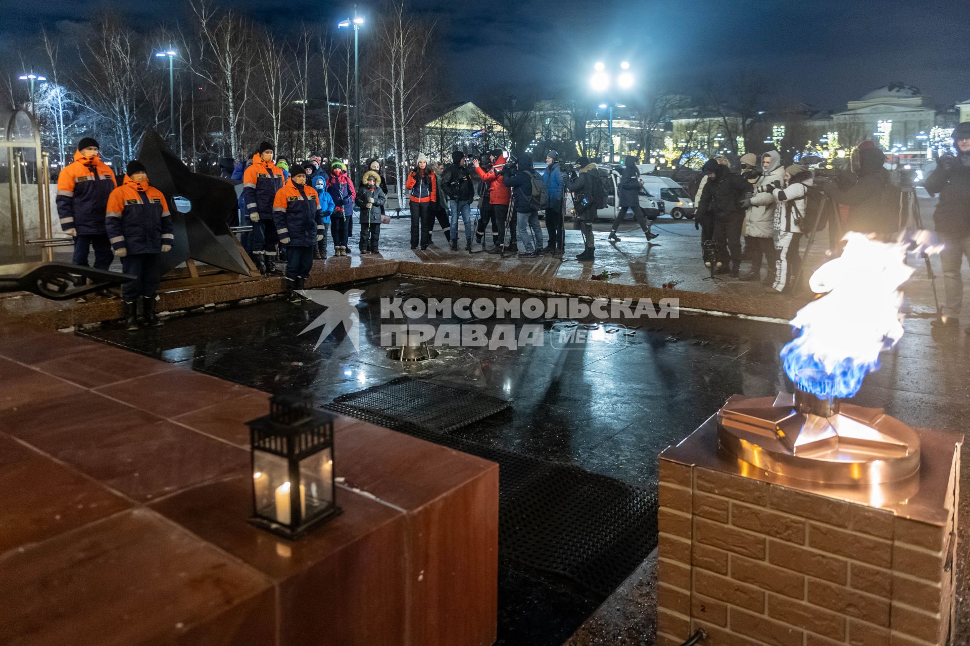 Москва.  Профилактика горелки Вечного огня на Могиле Неизвестного Солдата в Александровском саду.