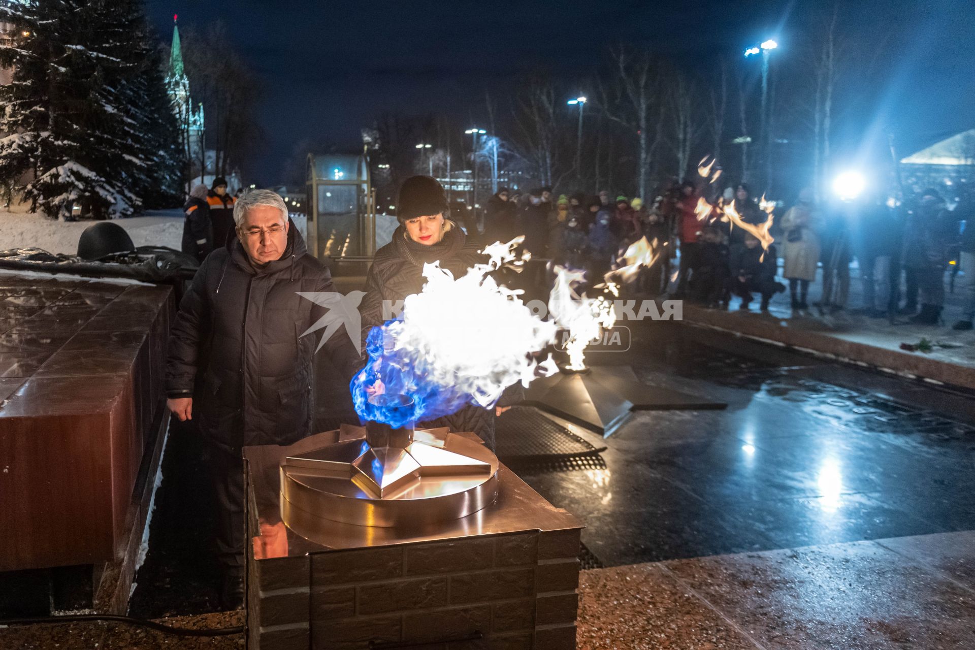 Москва.  Сопредседатель Центрального штаба ОНФ, ответственный секретарь ООД Поисковое движение России  Елена Цунаева и генеральный директор АО  Мосгаз  Гасан Гасангаджиев во время переноса пламени на временную горелку в рамках работ по профилактике горелки Вечного огня на Могиле Неизвестного Солдата в Александровском саду.