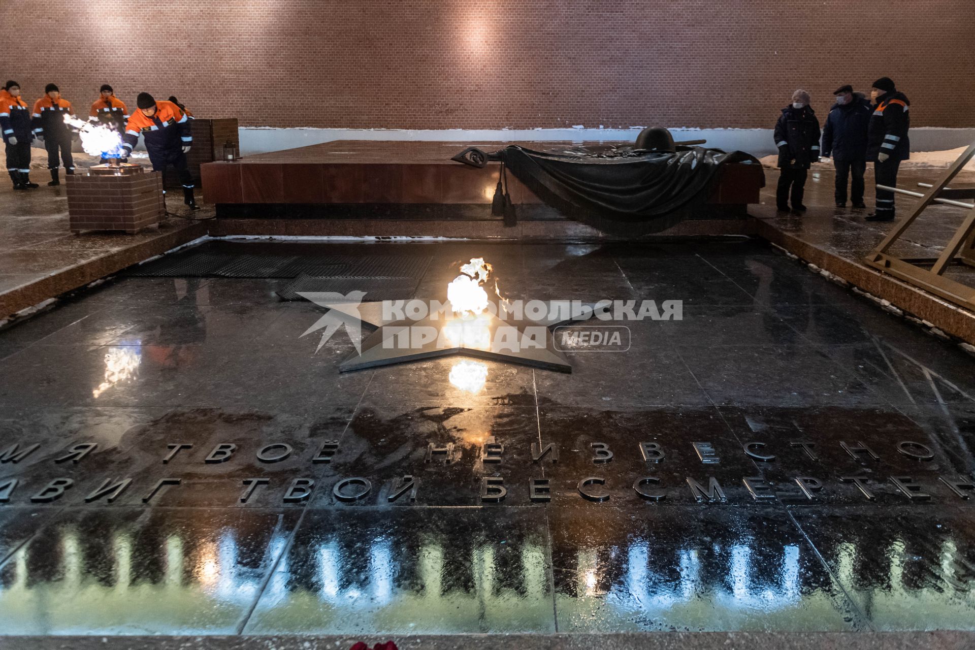 Москва.  Профилактика горелки Вечного огня на Могиле Неизвестного Солдата в Александровском саду.
