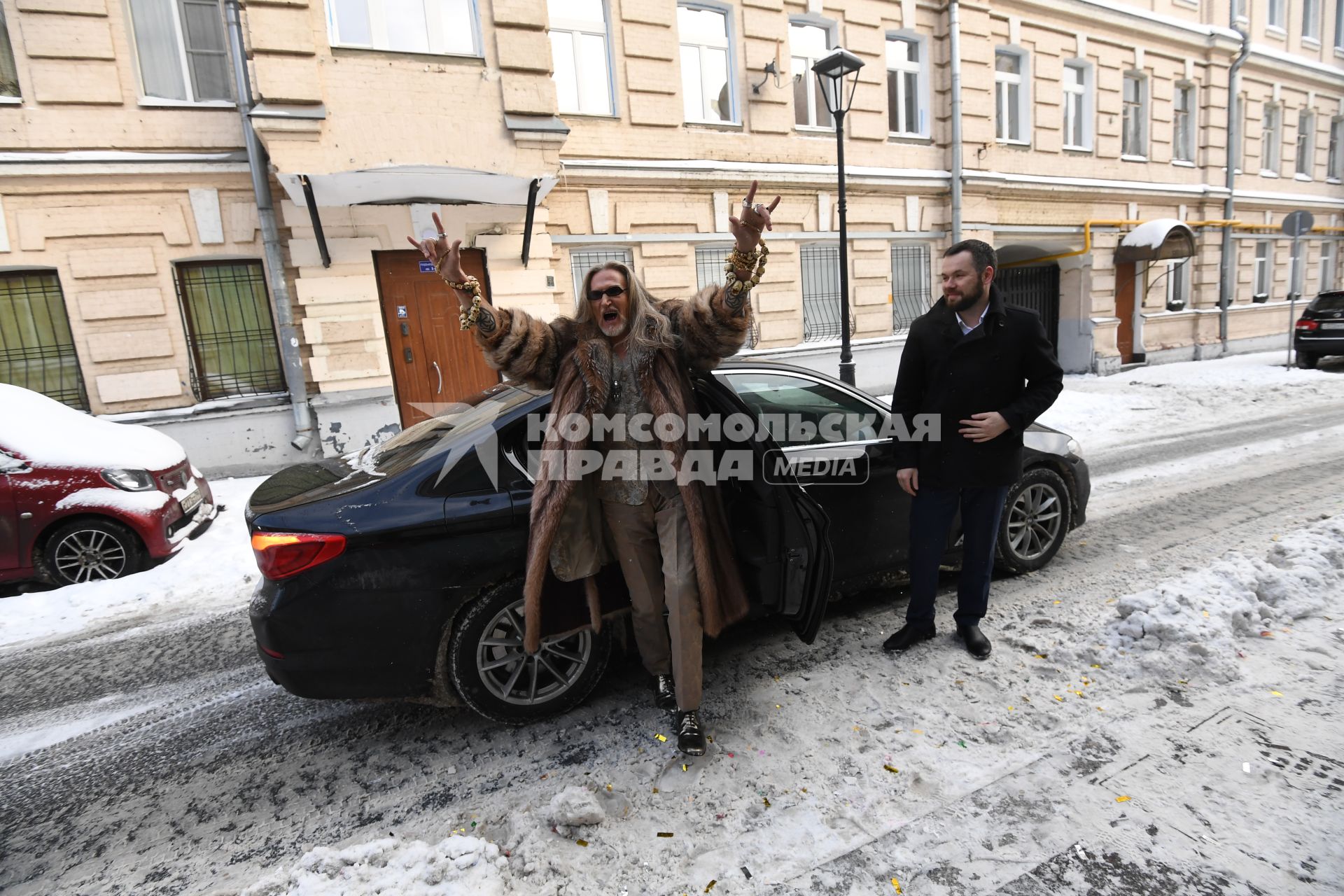 Москва.  Актер Никита Джигурда (в центре) перед началом церемонии бракосочетания Н. Джигурды и М. Анисиной в Грибоедовском ЗАГСе.