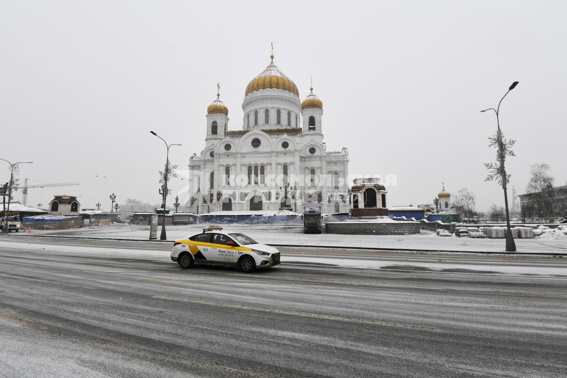 Москва. Вид на Храм Христа Спасителя.