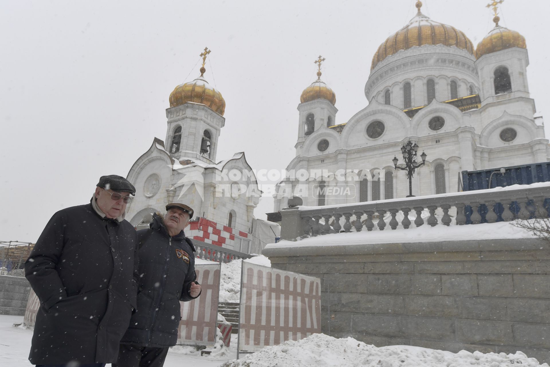 Москва. Обозреватель `Комсомольской правды` Александр Гамов   и Член комитета Госдумы РФ по транспорту и строительству Владимир Ресин (слева) у храма Христа Спасителя.