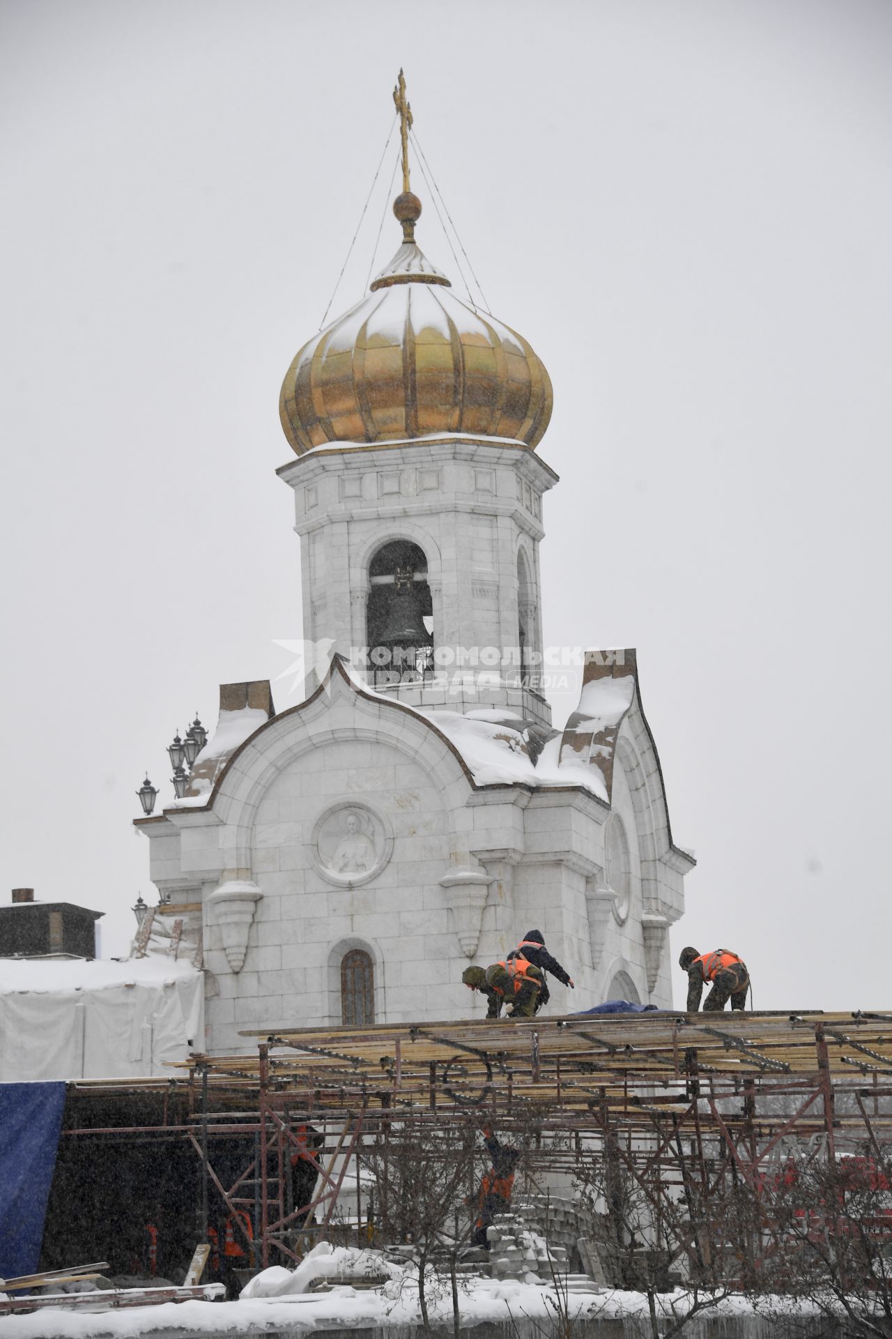 Москва.  Рабочий проводит ремонтнын работы у Храма Христа Спасителя.