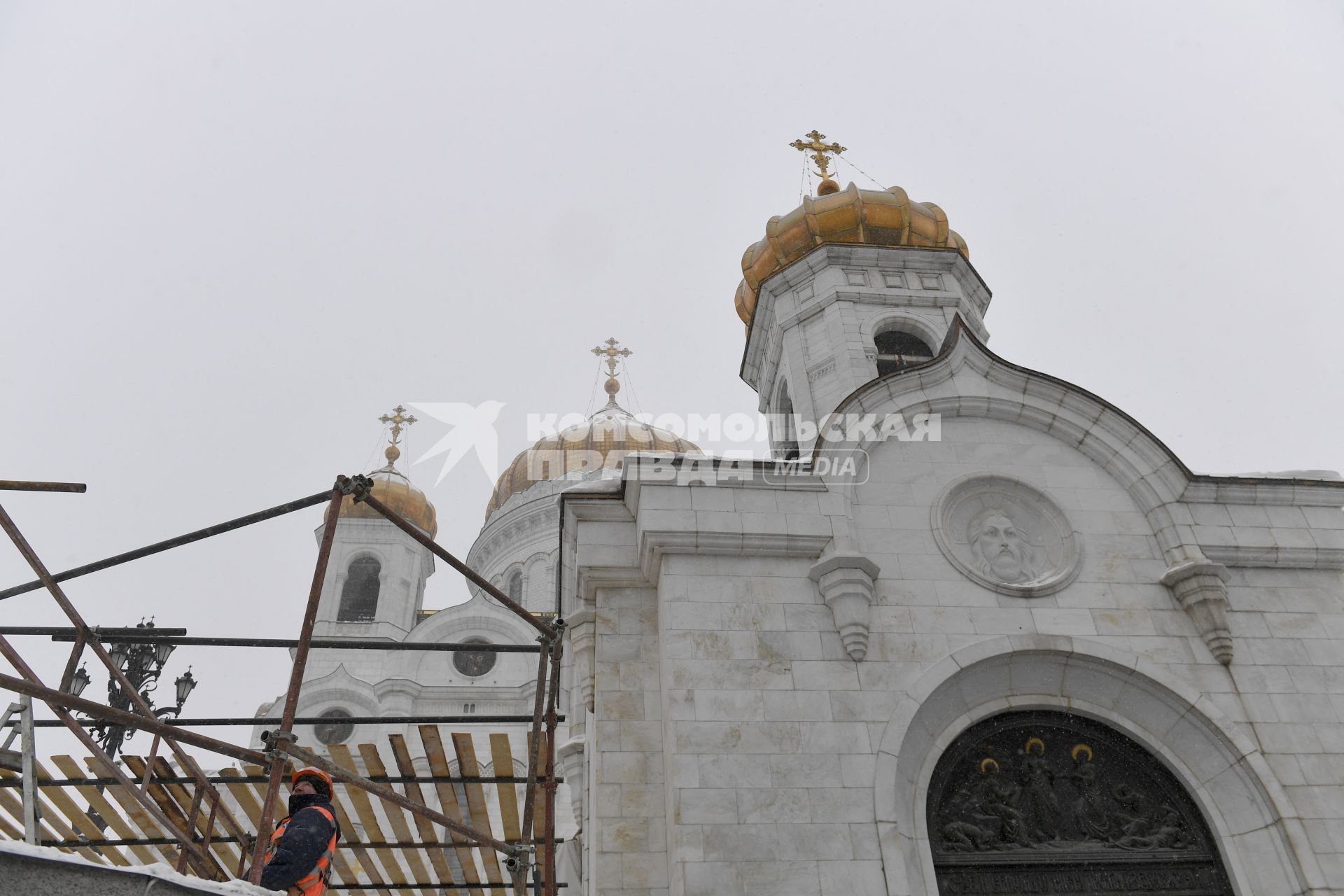 Москва.  Рабочий проводит ремонтнын работы у Храма Христа Спасителя.