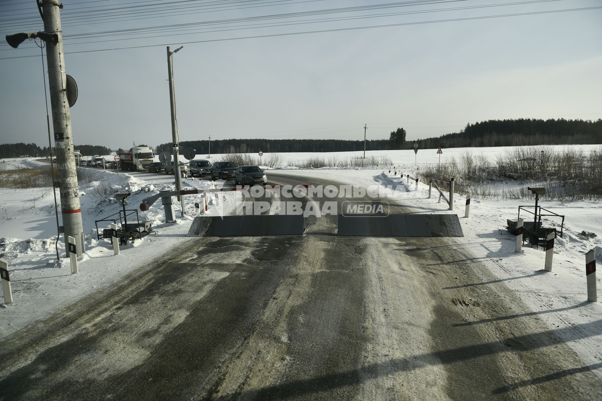 Екатеринбург. Машины на железнодорожном переезде