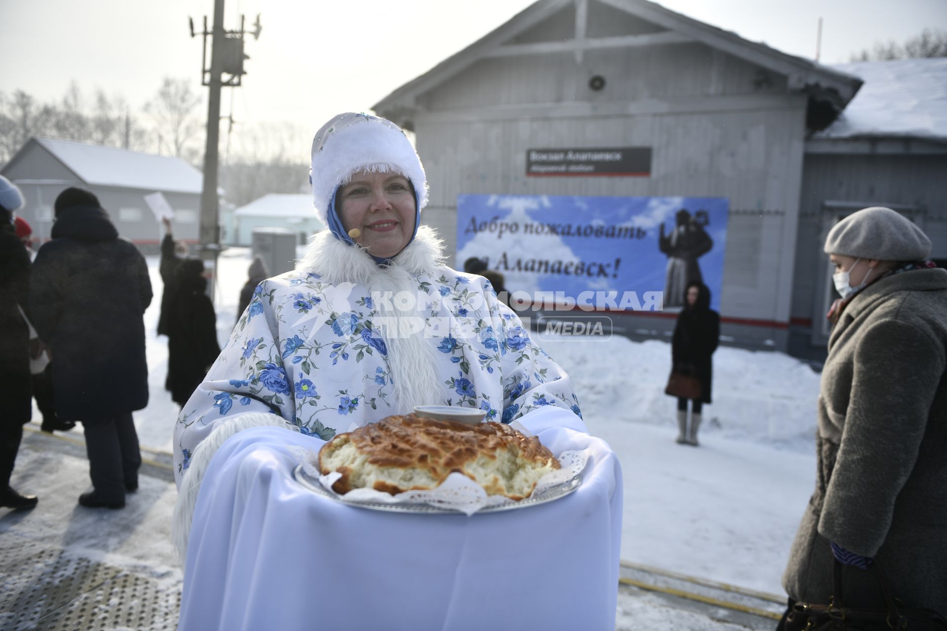 Екатеринбург. Презентация нового туристического маршрута \'Императорский поезд\' по памятным местам Алапаевска, где были убиты члены семьи императора Николая II. Танцевальный колектив в традиционных нарядах встречают пассажиров поезда