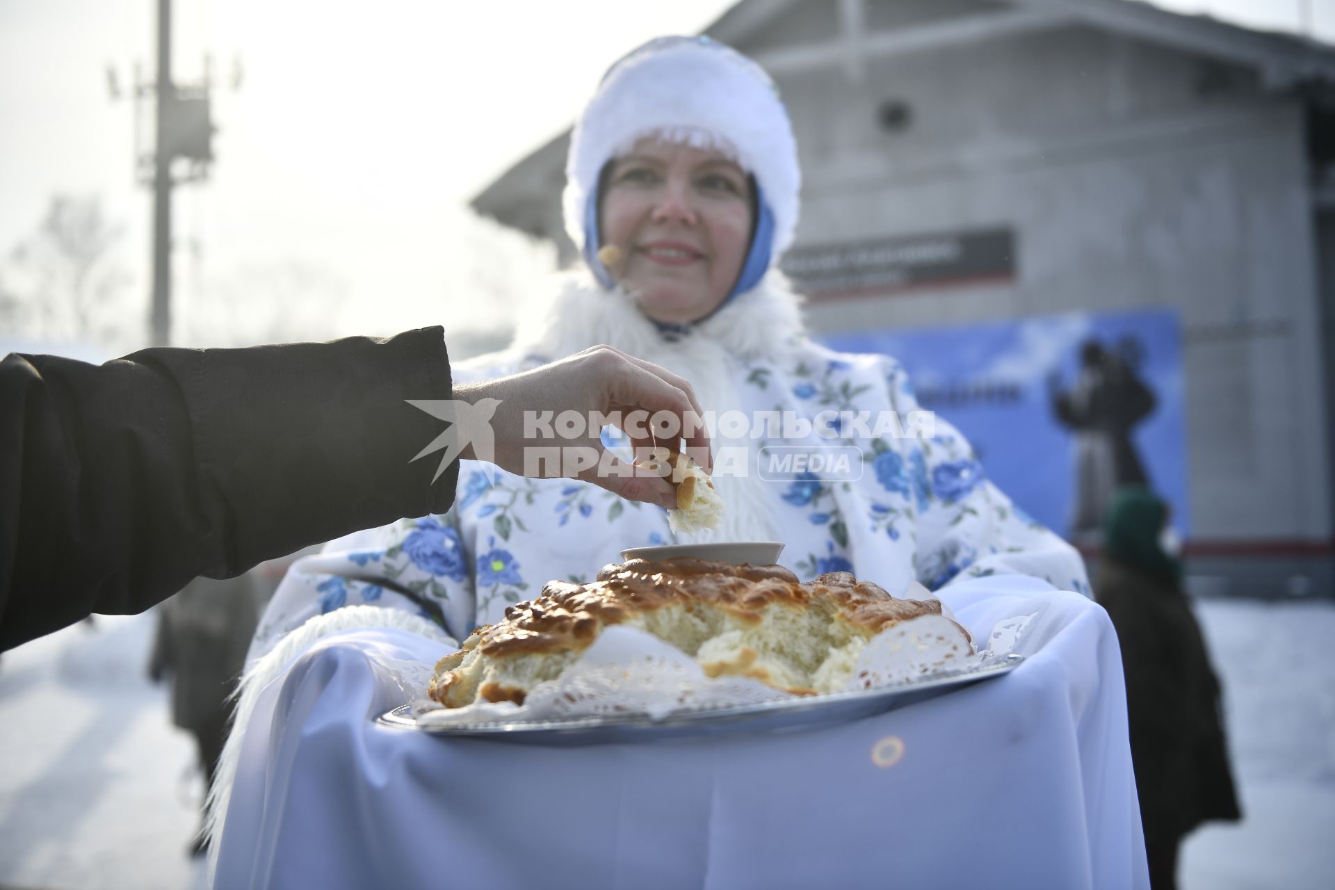 Екатеринбург. Презентация нового туристического маршрута \'Императорский поезд\' по памятным местам Алапаевска, где были убиты члены семьи императора Николая II. Танцевальный колектив в традиционных нарядах встречают пассажиров поезда