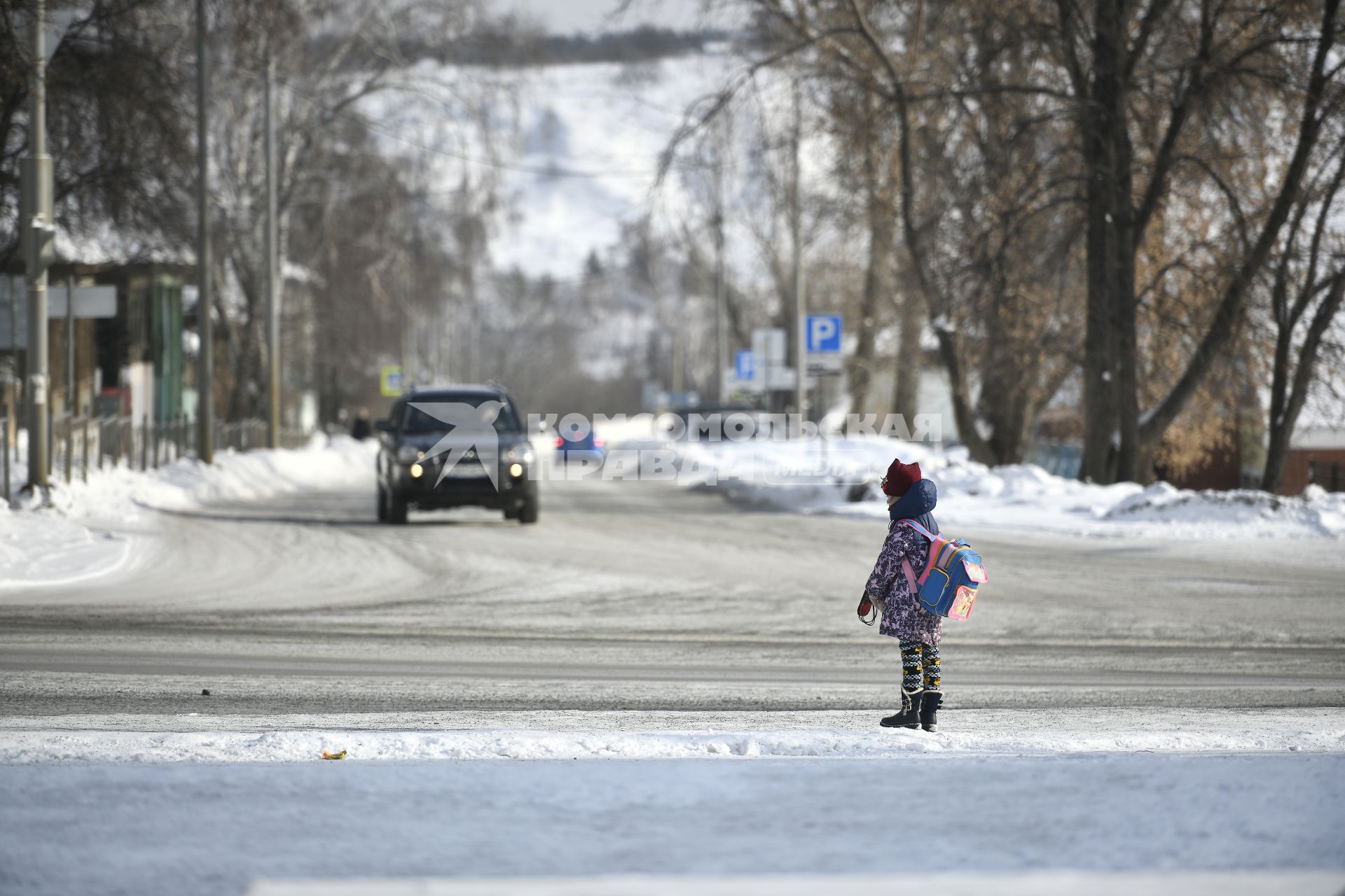 Алапаевск. Школьница на автобусной остановке