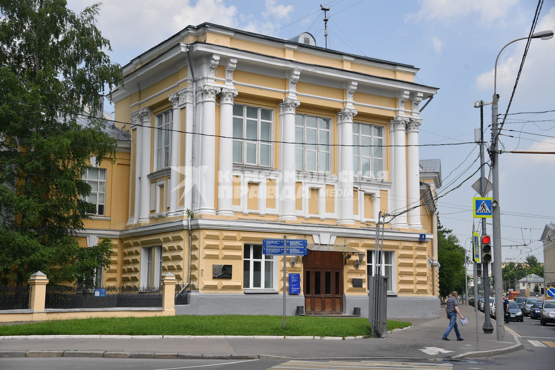 Москва. Клиника кожных и венерических болезней им.В.А.Рахманова на улице Большая Пироговская дом 4 стр.1.