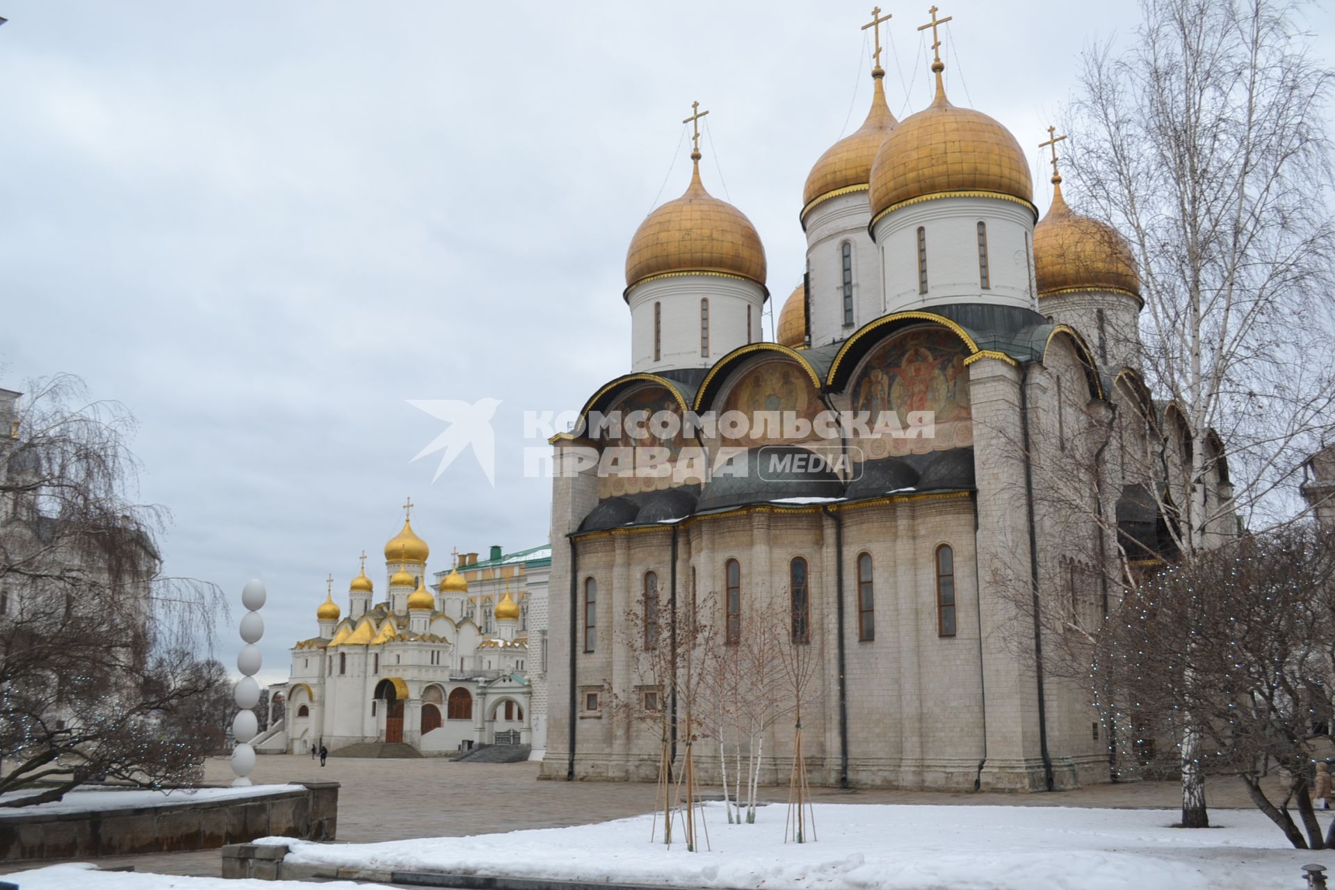 Москва.  Вид на Успенский собор Московского Кремля.