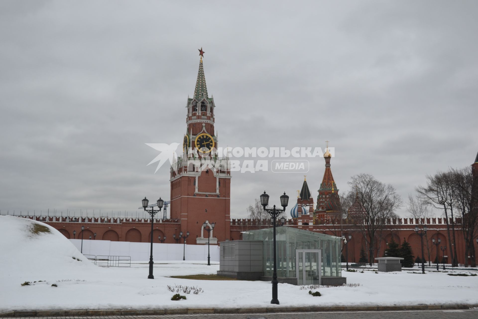 Москва.  Вид на Спасскую башню Московского Кремля.