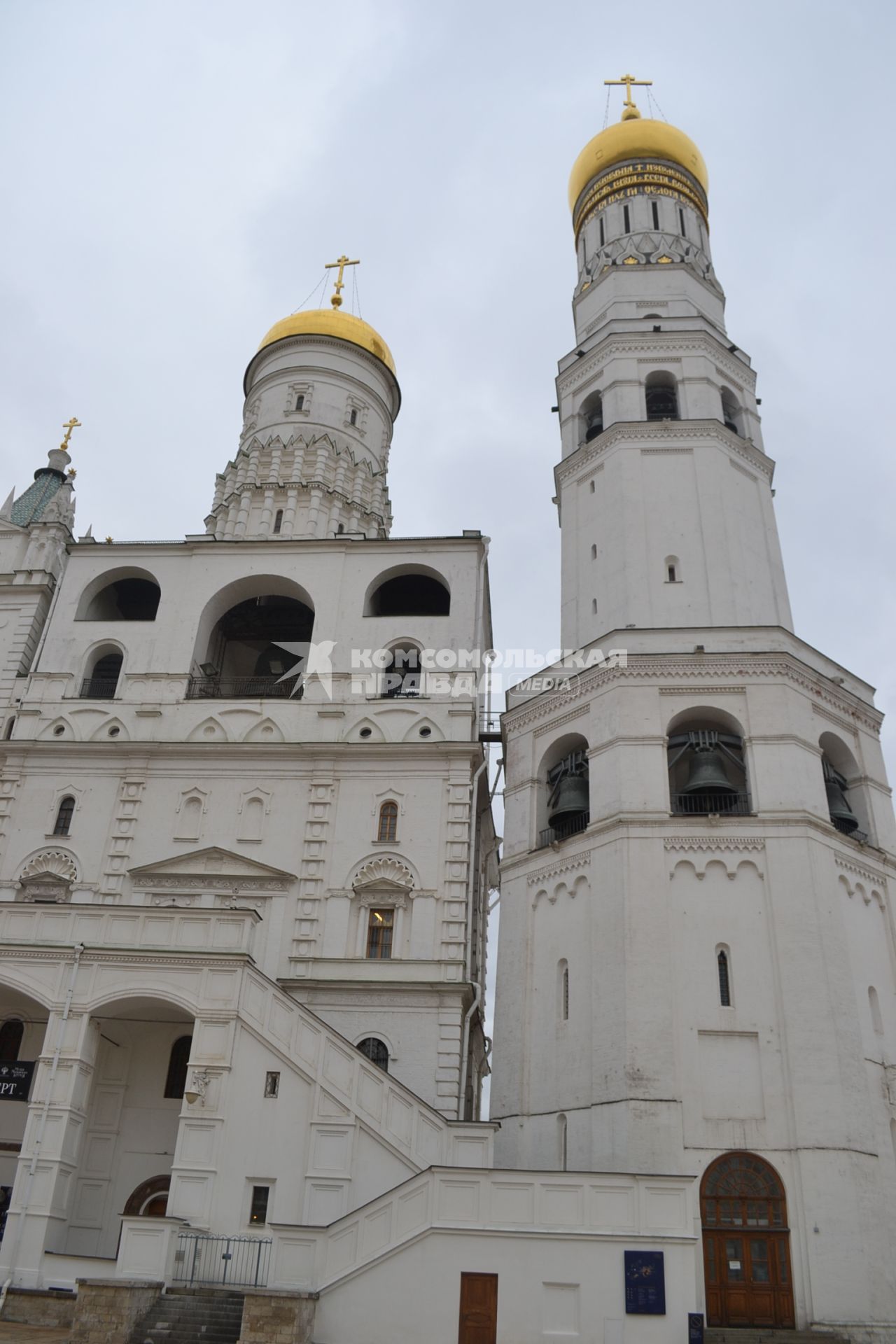 Москва.  Вид на Успенскую звонницу и колокольню Ивана Великого на территории Московского Кремля.