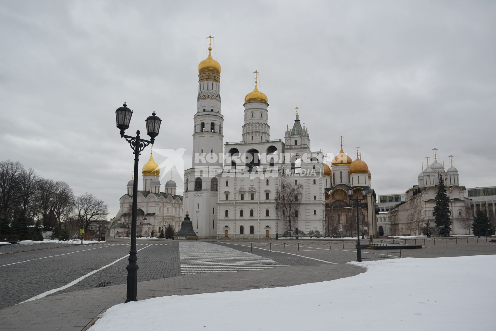 Москва.  Вид на Архангельский собор, Успенскую звонницу, колокольню Ивана Великого,  Успенский собор и  церковь Двенадцати апостолов (слева направо) на территории Московского Кремля.