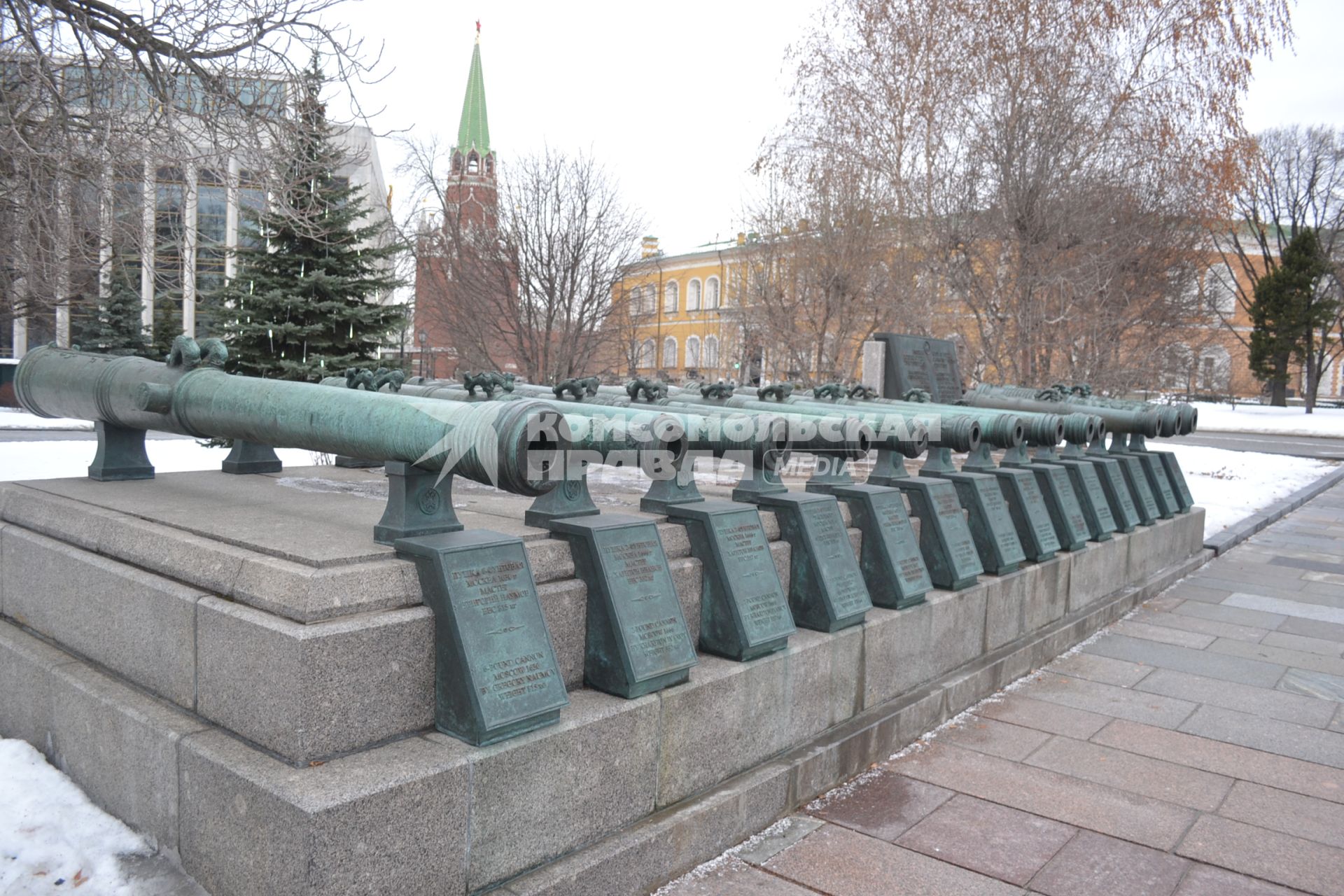 Москва.  Коллекция русских боевых орудий XVII-XVIII в.в. на территории Московского Кремля.