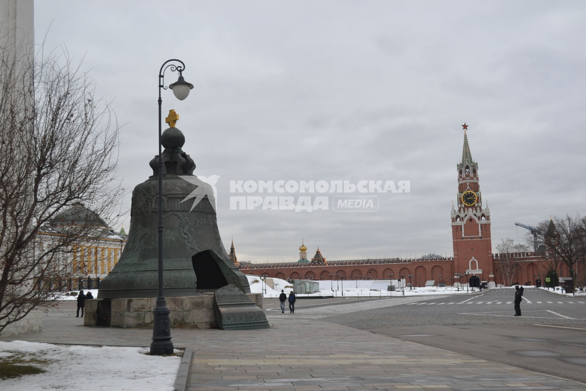 Москва.  Царь-колокол на Ивановской площади  Московского Кремля.