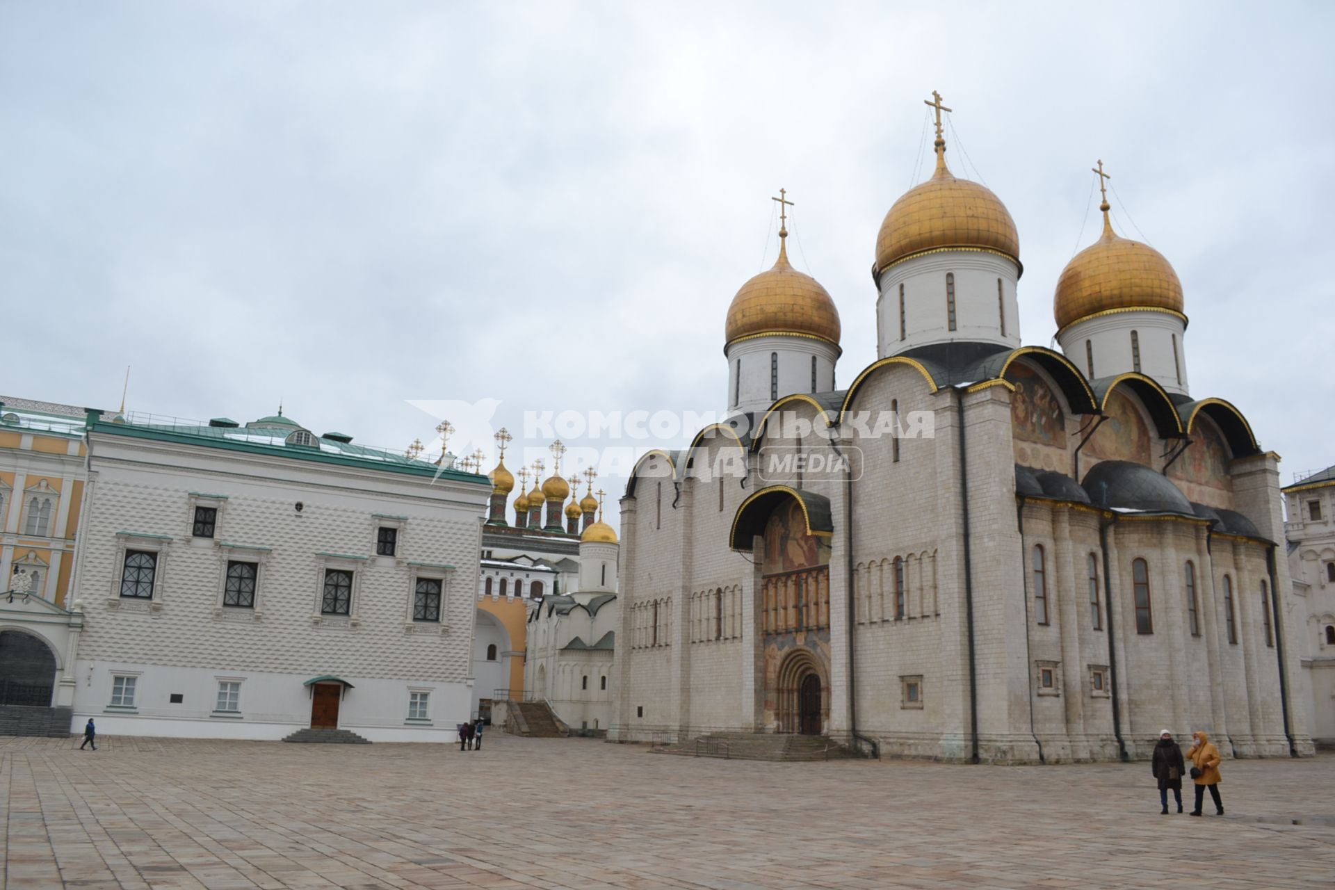 Москва.  Вид на Успенский собор Московского Кремля.