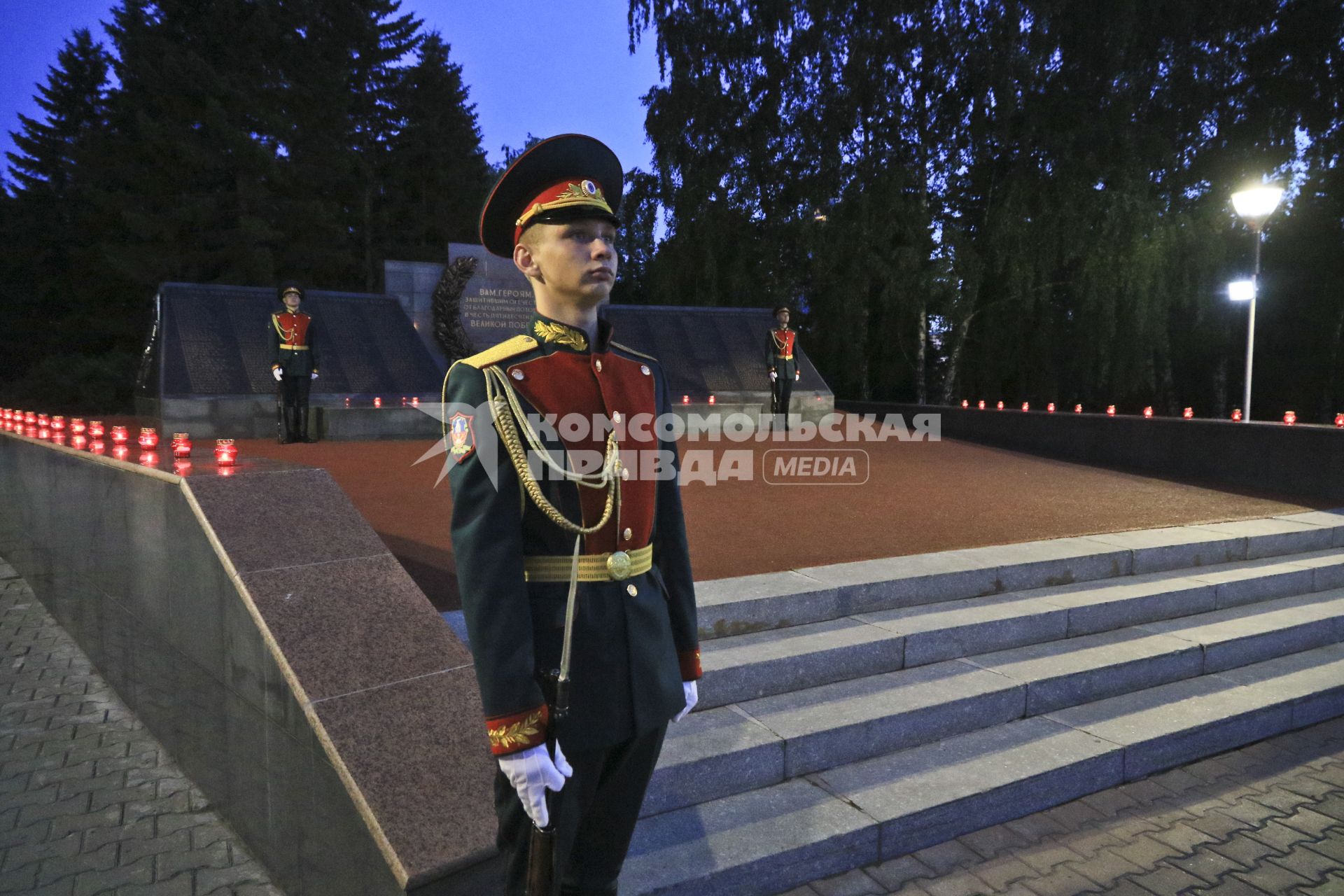 Барнаул.  Почетный караул  во время международной акции Свеча памяти, посвященной 79-й годовщине начала Великой Отечественной войны.