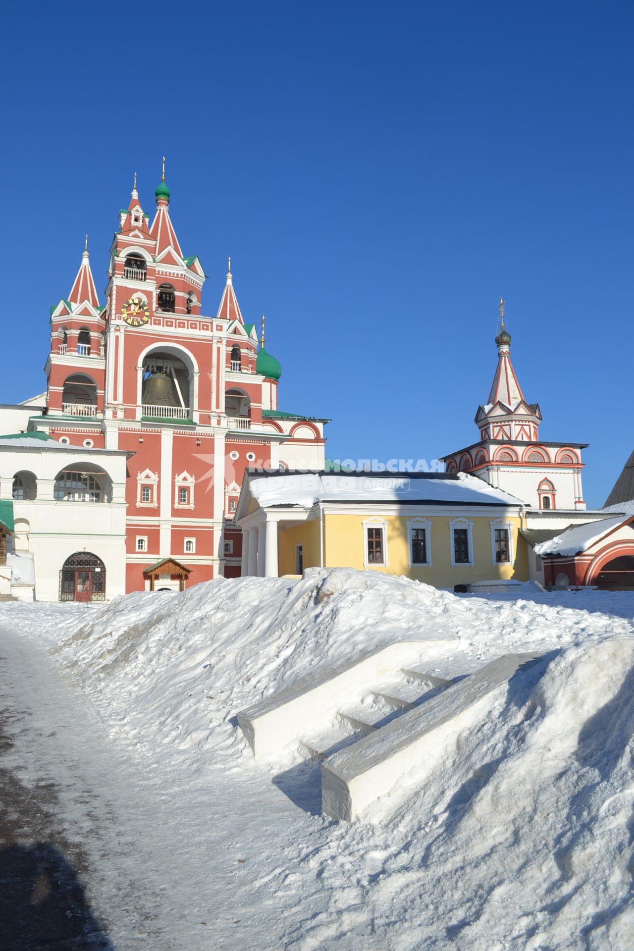 Московская область, Звенигород. Троицкая надвратная церковь  на территории Саввино-Сторожевского монастыря.