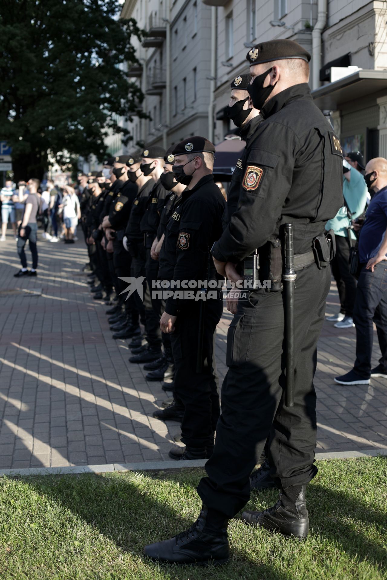 Беларусь, Минск. Сотрудники ОМОНа  на одной из улиц в Минске.